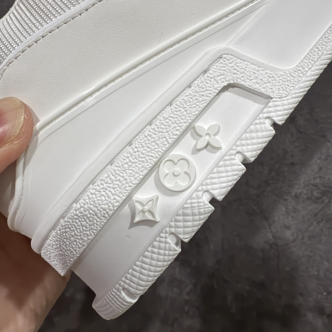 图片[3]-【天花板/Goat版】 市场最强版 没有之一的存在💪🏻 Louis Vuitton LV Trainer 系列全新版上架 手里有正品的可以对比下🆚懂货的看细节‼️ 此版品质是市场从未达到的新高度！ 整体版型 皮料 牛仔布的色差 压花纹路清晰度 后跟版型等等 都可以自行对比[机智]吊打市场所有货，怒甩十条街的那种，直接来正品对比图🆚，欢迎拿市场各大工厂的货来对比！ 尺码：35-45码-选品中心