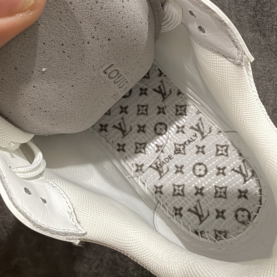 图片[9]-【天花板/Goat版】 市场最强版 没有之一的存在💪🏻 Louis Vuitton LV Trainer 系列全新版上架 手里有正品的可以对比下🆚懂货的看细节‼️ 此版品质是市场从未达到的新高度！ 整体版型 皮料 牛仔布的色差 压花纹路清晰度 后跟版型等等 都可以自行对比[机智]吊打市场所有货，怒甩十条街的那种，直接来正品对比图🆚，欢迎拿市场各大工厂的货来对比！ 尺码：35-45码-选品中心