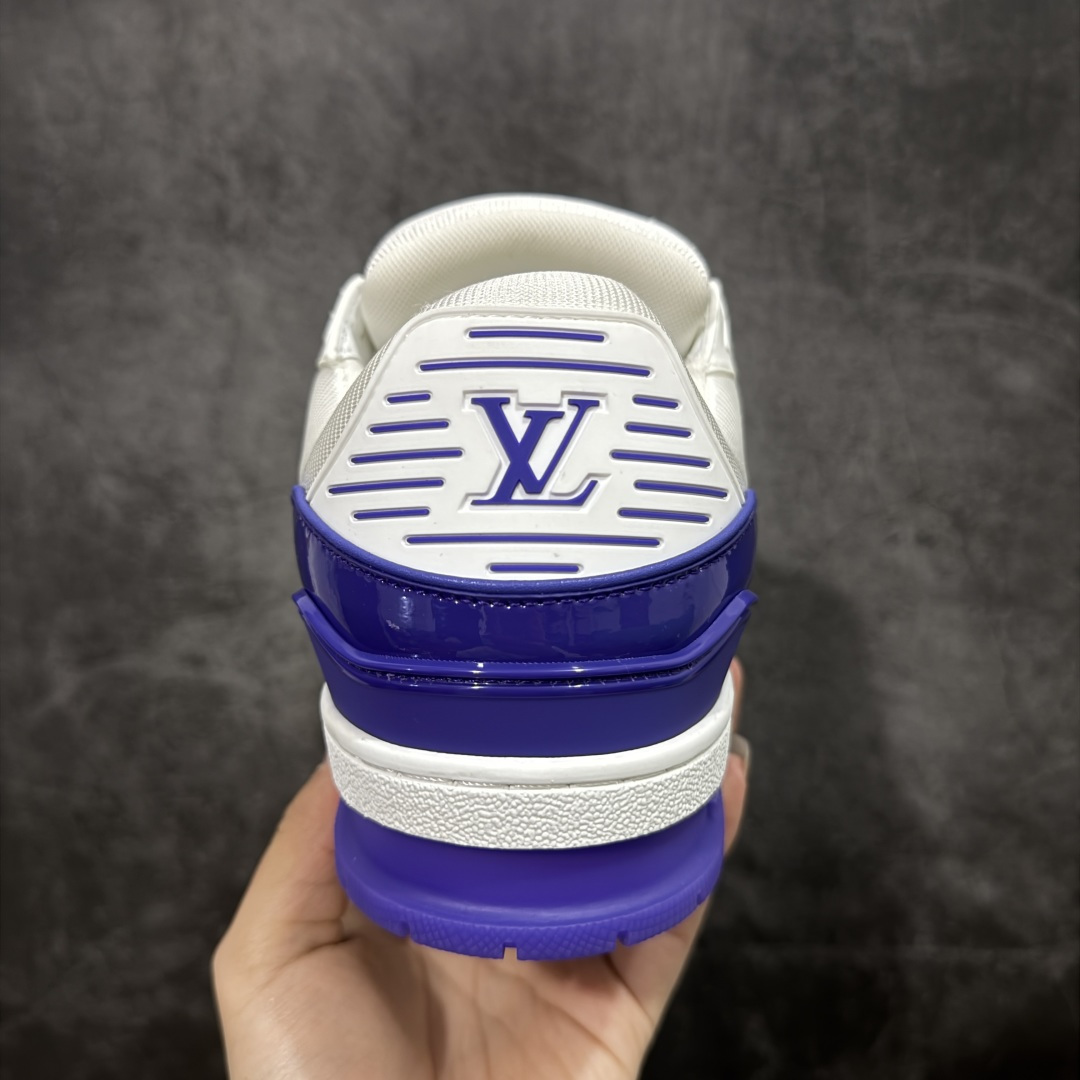图片[4]-【YS纯原】广奢高端货 LOUIS VUITTON 路易威登 LV Trainer 牛皮革 新款白紫漆皮 ✦ 原楦原纸版开模，鞋型立体饱满 ✦ 零毛边、零溢胶、零线头瑕疵 ✦ 细节与原版一致 区分市面通货 ✦ 多层叠片＋电脑针车，针距密度一致 ✦ Monogram浮雕＋3D高频压纹 ✦ 多密度发泡中底：支撑回弹媲美专柜 ✦ 原装橡胶大底：含胶量高、纹路深、双拼接零偏差 ✦ ZP级原装包装：专柜款鞋盒＋防尘袋＋说明书 货号：1AHDW4 尺码：39-45-选品中心