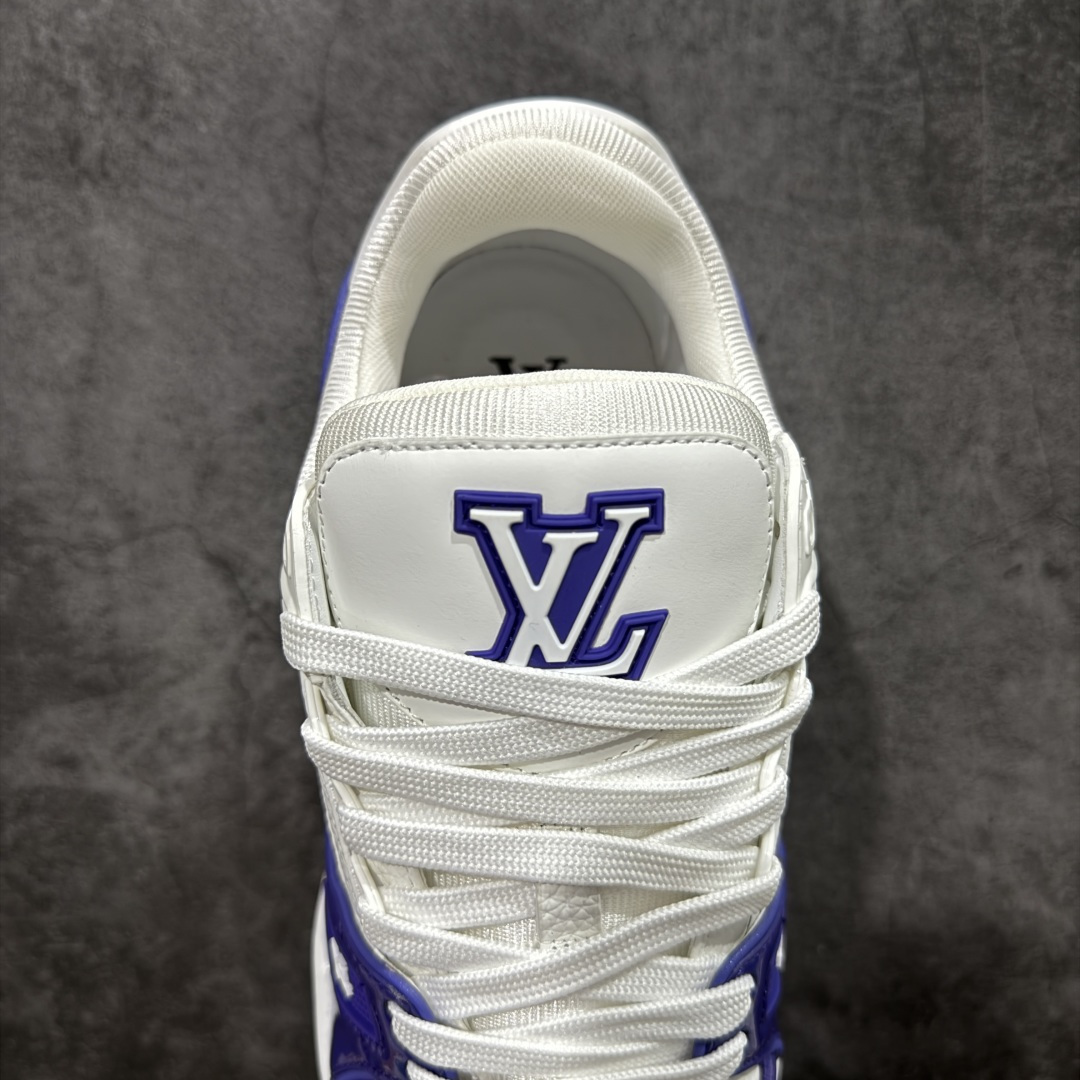 图片[8]-【YS纯原】广奢高端货 LOUIS VUITTON 路易威登 LV Trainer 牛皮革 新款白紫漆皮 ✦ 原楦原纸版开模，鞋型立体饱满 ✦ 零毛边、零溢胶、零线头瑕疵 ✦ 细节与原版一致 区分市面通货 ✦ 多层叠片＋电脑针车，针距密度一致 ✦ Monogram浮雕＋3D高频压纹 ✦ 多密度发泡中底：支撑回弹媲美专柜 ✦ 原装橡胶大底：含胶量高、纹路深、双拼接零偏差 ✦ ZP级原装包装：专柜款鞋盒＋防尘袋＋说明书 货号：1AHDW4 尺码：39-45-选品中心