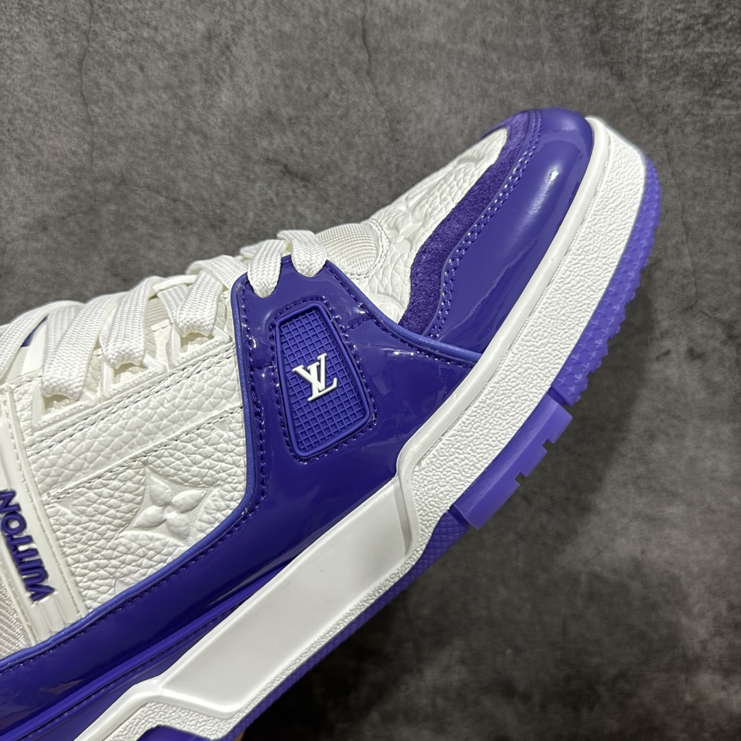 图片[6]-【YS纯原】广奢高端货 LOUIS VUITTON 路易威登 LV Trainer 牛皮革 新款白紫漆皮 ✦ 原楦原纸版开模，鞋型立体饱满 ✦ 零毛边、零溢胶、零线头瑕疵 ✦ 细节与原版一致 区分市面通货 ✦ 多层叠片＋电脑针车，针距密度一致 ✦ Monogram浮雕＋3D高频压纹 ✦ 多密度发泡中底：支撑回弹媲美专柜 ✦ 原装橡胶大底：含胶量高、纹路深、双拼接零偏差 ✦ ZP级原装包装：专柜款鞋盒＋防尘袋＋说明书 货号：1AHDW4 尺码：39-45-选品中心