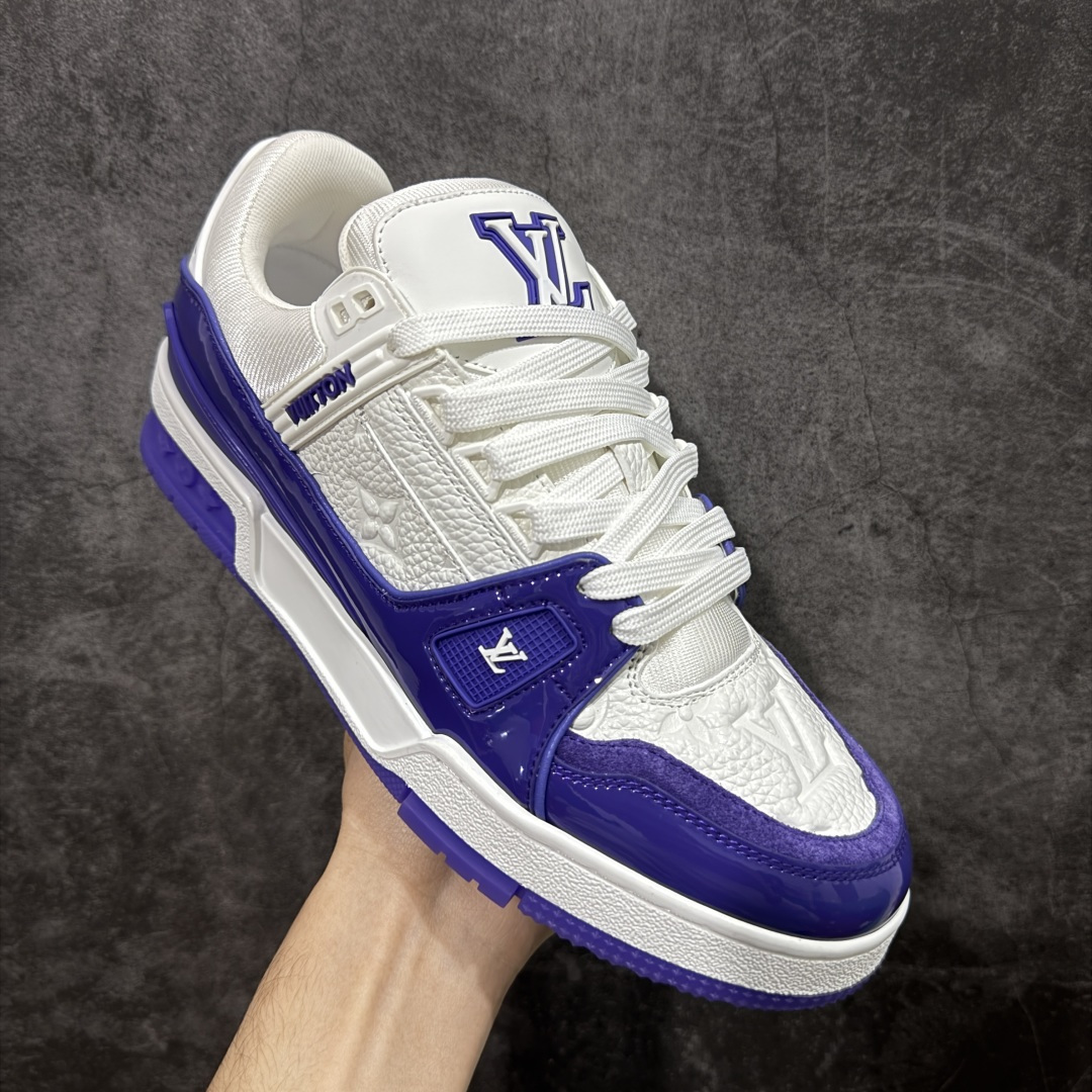 图片[3]-【YS纯原】广奢高端货 LOUIS VUITTON 路易威登 LV Trainer 牛皮革 新款白紫漆皮 ✦ 原楦原纸版开模，鞋型立体饱满 ✦ 零毛边、零溢胶、零线头瑕疵 ✦ 细节与原版一致 区分市面通货 ✦ 多层叠片＋电脑针车，针距密度一致 ✦ Monogram浮雕＋3D高频压纹 ✦ 多密度发泡中底：支撑回弹媲美专柜 ✦ 原装橡胶大底：含胶量高、纹路深、双拼接零偏差 ✦ ZP级原装包装：专柜款鞋盒＋防尘袋＋说明书 货号：1AHDW4 尺码：39-45-选品中心