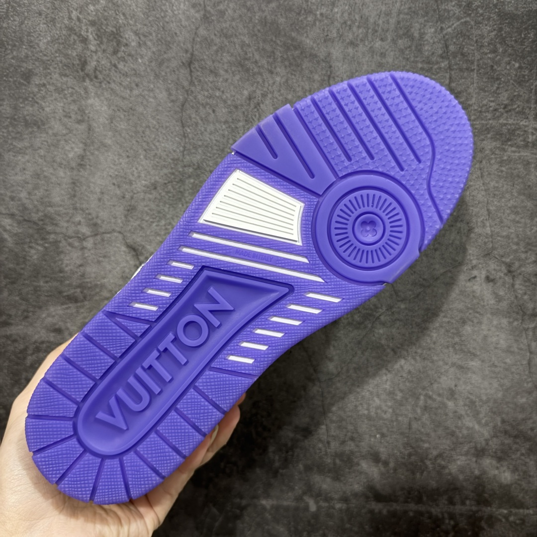 图片[9]-【YS纯原】广奢高端货 LOUIS VUITTON 路易威登 LV Trainer 牛皮革 新款白紫漆皮 ✦ 原楦原纸版开模，鞋型立体饱满 ✦ 零毛边、零溢胶、零线头瑕疵 ✦ 细节与原版一致 区分市面通货 ✦ 多层叠片＋电脑针车，针距密度一致 ✦ Monogram浮雕＋3D高频压纹 ✦ 多密度发泡中底：支撑回弹媲美专柜 ✦ 原装橡胶大底：含胶量高、纹路深、双拼接零偏差 ✦ ZP级原装包装：专柜款鞋盒＋防尘袋＋说明书 货号：1AHDW4 尺码：39-45-选品中心