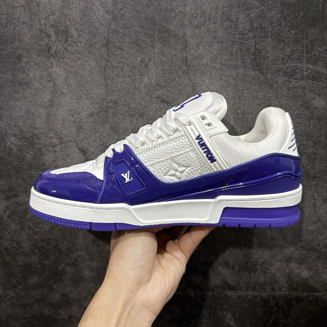 图片[2]-【YS纯原】广奢高端货 LOUIS VUITTON 路易威登 LV Trainer 牛皮革 新款白紫漆皮 ✦ 原楦原纸版开模，鞋型立体饱满 ✦ 零毛边、零溢胶、零线头瑕疵 ✦ 细节与原版一致 区分市面通货 ✦ 多层叠片＋电脑针车，针距密度一致 ✦ Monogram浮雕＋3D高频压纹 ✦ 多密度发泡中底：支撑回弹媲美专柜 ✦ 原装橡胶大底：含胶量高、纹路深、双拼接零偏差 ✦ ZP级原装包装：专柜款鞋盒＋防尘袋＋说明书 货号：1AHDW4 尺码：39-45-选品中心