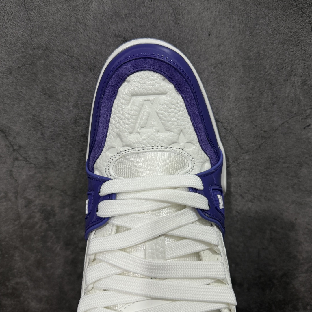 图片[5]-【YS纯原】广奢高端货 LOUIS VUITTON 路易威登 LV Trainer 牛皮革 新款白紫漆皮 ✦ 原楦原纸版开模，鞋型立体饱满 ✦ 零毛边、零溢胶、零线头瑕疵 ✦ 细节与原版一致 区分市面通货 ✦ 多层叠片＋电脑针车，针距密度一致 ✦ Monogram浮雕＋3D高频压纹 ✦ 多密度发泡中底：支撑回弹媲美专柜 ✦ 原装橡胶大底：含胶量高、纹路深、双拼接零偏差 ✦ ZP级原装包装：专柜款鞋盒＋防尘袋＋说明书 货号：1AHDW4 尺码：39-45-选品中心