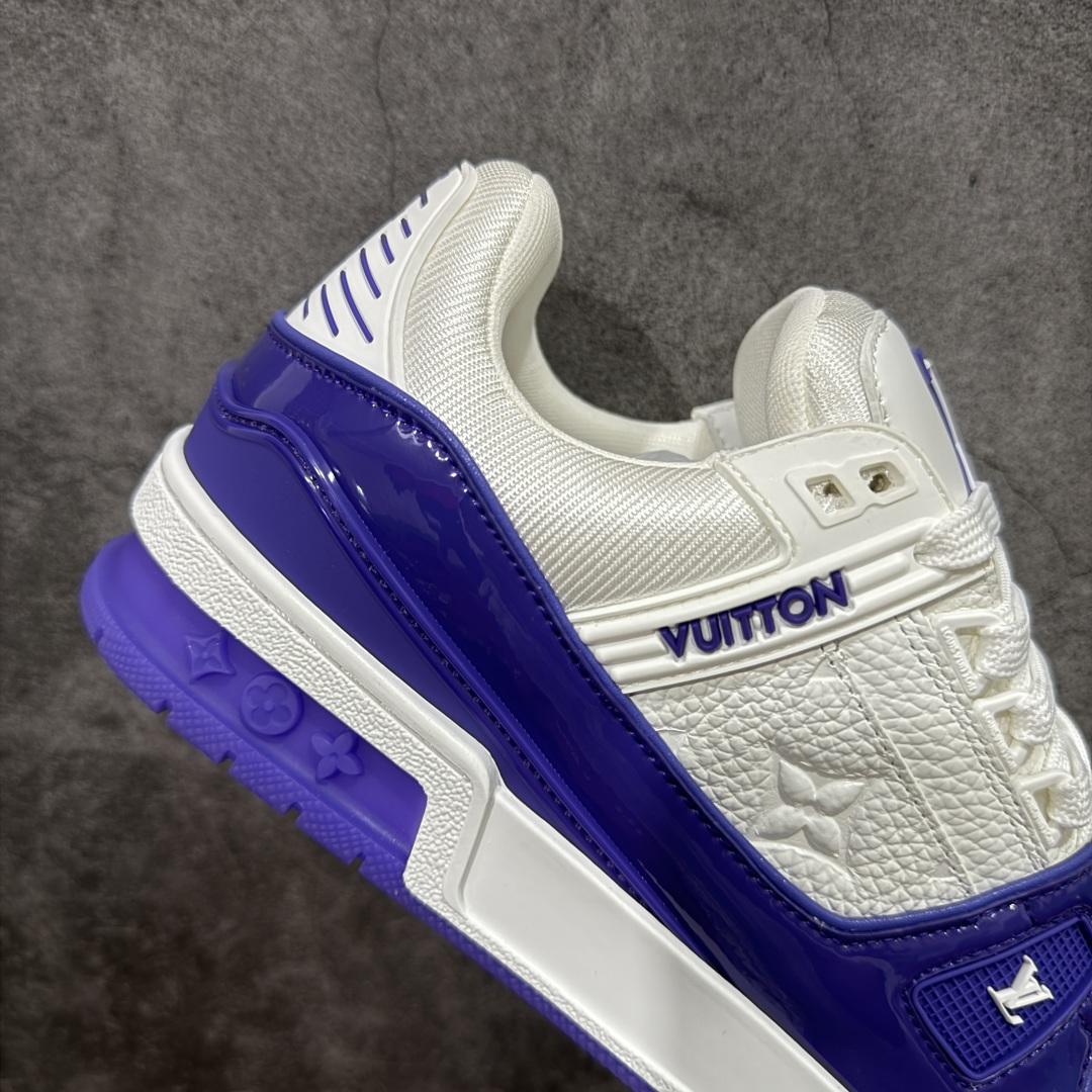 图片[7]-【YS纯原】广奢高端货 LOUIS VUITTON 路易威登 LV Trainer 牛皮革 新款白紫漆皮 ✦ 原楦原纸版开模，鞋型立体饱满 ✦ 零毛边、零溢胶、零线头瑕疵 ✦ 细节与原版一致 区分市面通货 ✦ 多层叠片＋电脑针车，针距密度一致 ✦ Monogram浮雕＋3D高频压纹 ✦ 多密度发泡中底：支撑回弹媲美专柜 ✦ 原装橡胶大底：含胶量高、纹路深、双拼接零偏差 ✦ ZP级原装包装：专柜款鞋盒＋防尘袋＋说明书 货号：1AHDW4 尺码：39-45-选品中心