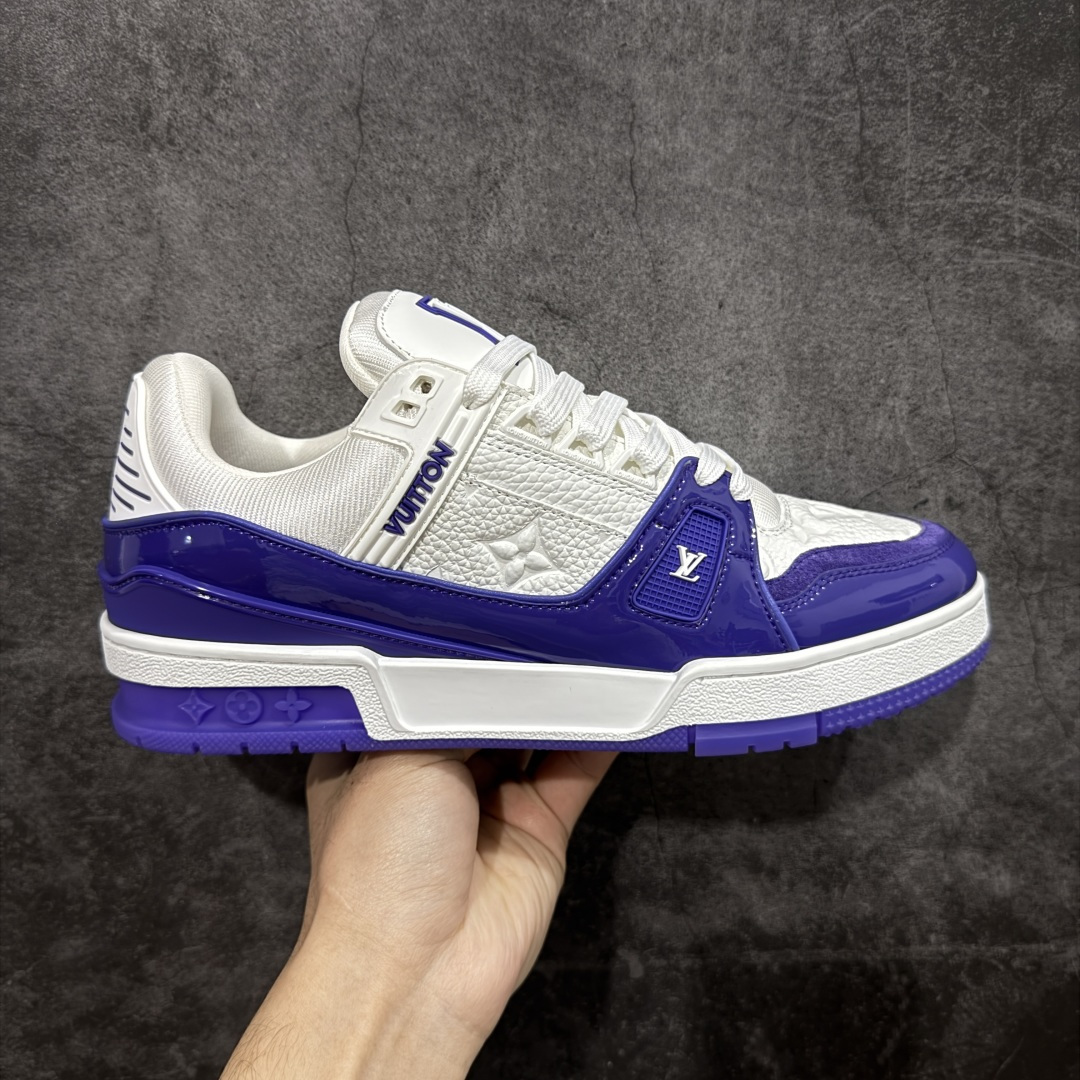 【YS纯原】广奢高端货 LOUIS VUITTON 路易威登 LV Trainer 牛皮革 新款白紫漆皮 ✦ 原楦原纸版开模，鞋型立体饱满 ✦ 零毛边、零溢胶、零线头瑕疵 ✦ 细节与原版一致 区分市面通货 ✦ 多层叠片＋电脑针车，针距密度一致 ✦ Monogram浮雕＋3D高频压纹 ✦ 多密度发泡中底：支撑回弹媲美专柜 ✦ 原装橡胶大底：含胶量高、纹路深、双拼接零偏差 ✦ ZP级原装包装：专柜款鞋盒＋防尘袋＋说明书 货号：1AHDW4 尺码：39-45-选品中心
