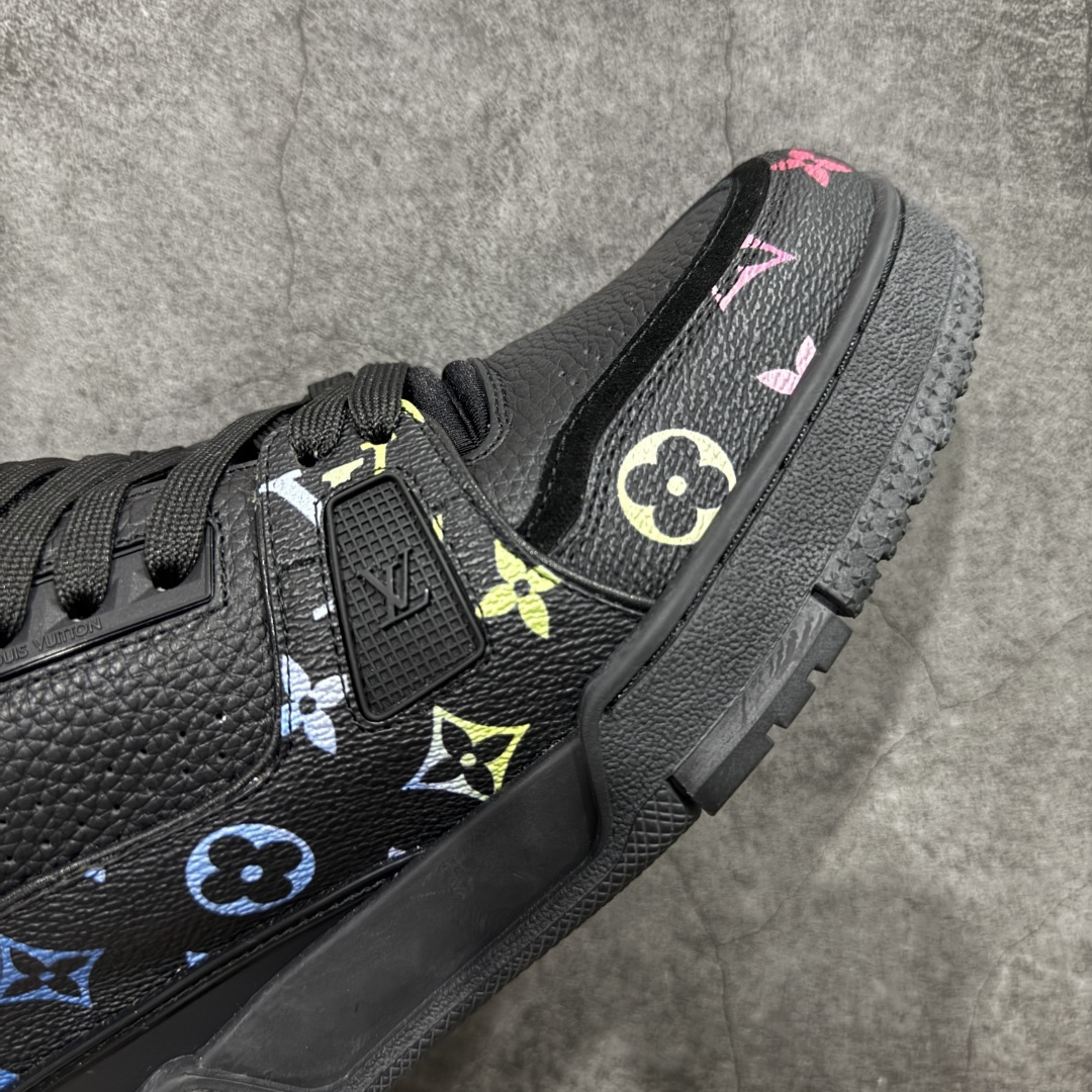 图片[6]-【YS纯原】广奢高端货 LOUIS VUITTON 路易威登 LV Trainer 牛皮革 新款彩色渐变 ✦ 原楦原纸版开模，鞋型立体饱满 ✦ 零毛边、零溢胶、零线头瑕疵 ✦ 细节与原版一致 区分市面通货 ✦ 多层叠片＋电脑针车，针距密度一致 ✦ Monogram浮雕＋3D高频压纹 ✦ 多密度发泡中底：支撑回弹媲美专柜 ✦ 原装橡胶大底：含胶量高、纹路深、双拼接零偏差 ✦ ZP级原装包装：专柜款鞋盒＋防尘袋＋说明书 货号：1AHDW4 尺码：39-45-选品中心
