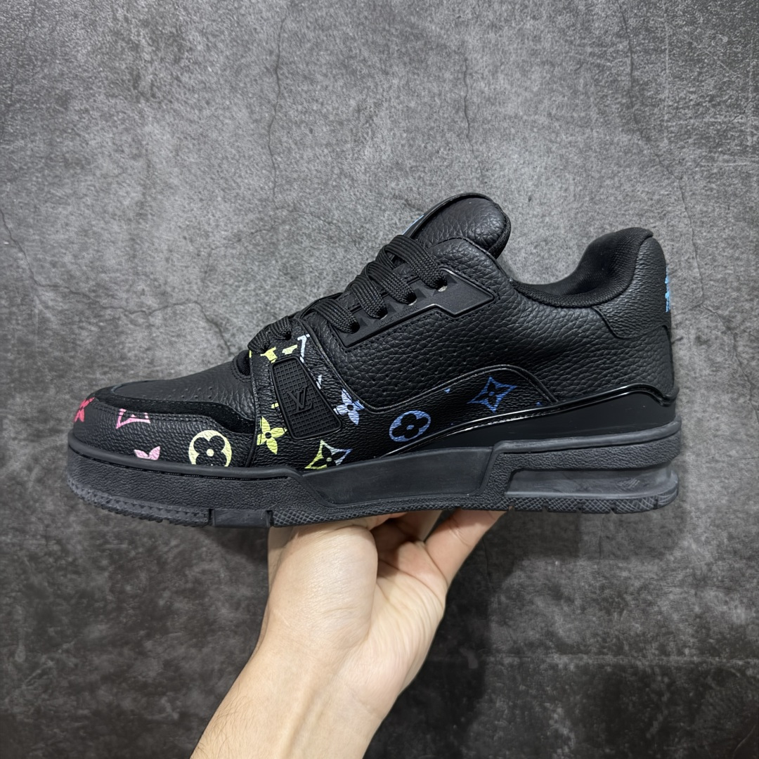 图片[2]-【YS纯原】广奢高端货 LOUIS VUITTON 路易威登 LV Trainer 牛皮革 新款彩色渐变 ✦ 原楦原纸版开模，鞋型立体饱满 ✦ 零毛边、零溢胶、零线头瑕疵 ✦ 细节与原版一致 区分市面通货 ✦ 多层叠片＋电脑针车，针距密度一致 ✦ Monogram浮雕＋3D高频压纹 ✦ 多密度发泡中底：支撑回弹媲美专柜 ✦ 原装橡胶大底：含胶量高、纹路深、双拼接零偏差 ✦ ZP级原装包装：专柜款鞋盒＋防尘袋＋说明书 货号：1AHDW4 尺码：39-45-选品中心