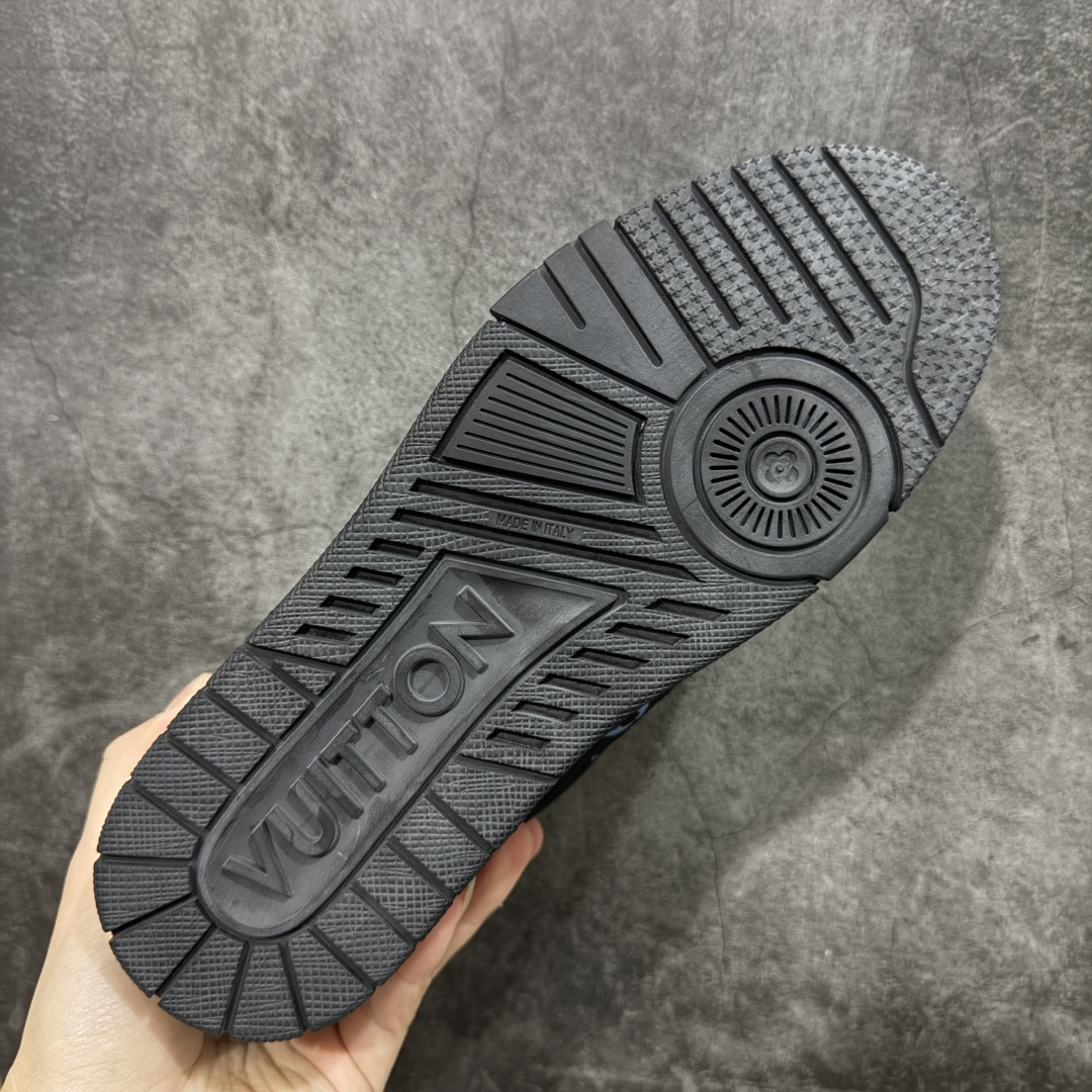 图片[9]-【YS纯原】广奢高端货 LOUIS VUITTON 路易威登 LV Trainer 牛皮革 新款彩色渐变 ✦ 原楦原纸版开模，鞋型立体饱满 ✦ 零毛边、零溢胶、零线头瑕疵 ✦ 细节与原版一致 区分市面通货 ✦ 多层叠片＋电脑针车，针距密度一致 ✦ Monogram浮雕＋3D高频压纹 ✦ 多密度发泡中底：支撑回弹媲美专柜 ✦ 原装橡胶大底：含胶量高、纹路深、双拼接零偏差 ✦ ZP级原装包装：专柜款鞋盒＋防尘袋＋说明书 货号：1AHDW4 尺码：39-45-选品中心