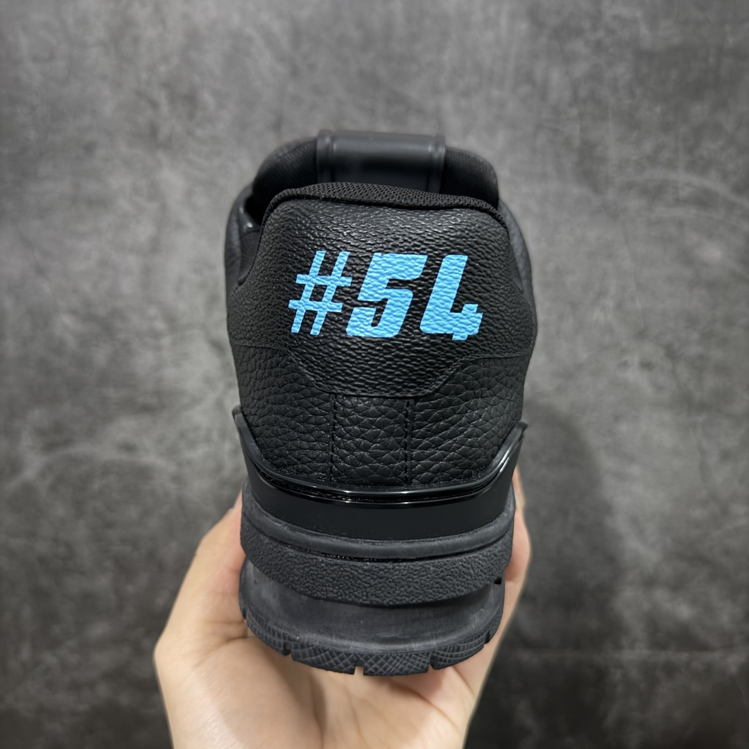 图片[4]-【YS纯原】广奢高端货 LOUIS VUITTON 路易威登 LV Trainer 牛皮革 新款彩色渐变 ✦ 原楦原纸版开模，鞋型立体饱满 ✦ 零毛边、零溢胶、零线头瑕疵 ✦ 细节与原版一致 区分市面通货 ✦ 多层叠片＋电脑针车，针距密度一致 ✦ Monogram浮雕＋3D高频压纹 ✦ 多密度发泡中底：支撑回弹媲美专柜 ✦ 原装橡胶大底：含胶量高、纹路深、双拼接零偏差 ✦ ZP级原装包装：专柜款鞋盒＋防尘袋＋说明书 货号：1AHDW4 尺码：39-45-选品中心