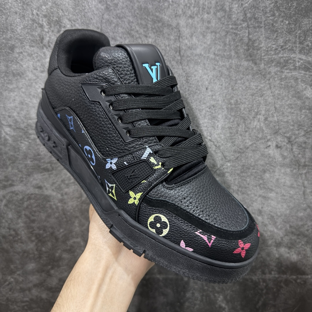 图片[3]-【YS纯原】广奢高端货 LOUIS VUITTON 路易威登 LV Trainer 牛皮革 新款彩色渐变 ✦ 原楦原纸版开模，鞋型立体饱满 ✦ 零毛边、零溢胶、零线头瑕疵 ✦ 细节与原版一致 区分市面通货 ✦ 多层叠片＋电脑针车，针距密度一致 ✦ Monogram浮雕＋3D高频压纹 ✦ 多密度发泡中底：支撑回弹媲美专柜 ✦ 原装橡胶大底：含胶量高、纹路深、双拼接零偏差 ✦ ZP级原装包装：专柜款鞋盒＋防尘袋＋说明书 货号：1AHDW4 尺码：39-45-选品中心