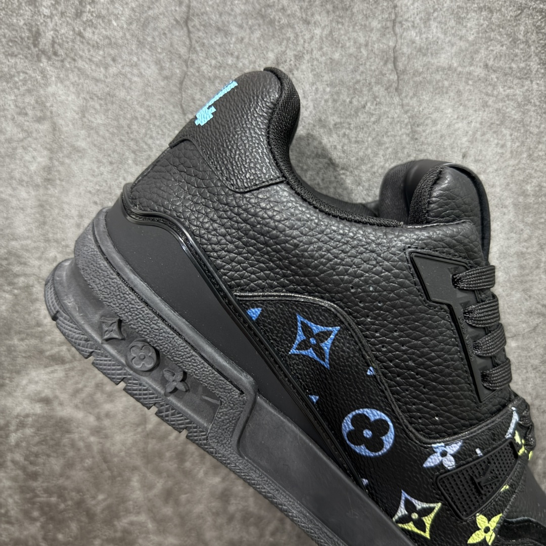 图片[7]-【YS纯原】广奢高端货 LOUIS VUITTON 路易威登 LV Trainer 牛皮革 新款彩色渐变 ✦ 原楦原纸版开模，鞋型立体饱满 ✦ 零毛边、零溢胶、零线头瑕疵 ✦ 细节与原版一致 区分市面通货 ✦ 多层叠片＋电脑针车，针距密度一致 ✦ Monogram浮雕＋3D高频压纹 ✦ 多密度发泡中底：支撑回弹媲美专柜 ✦ 原装橡胶大底：含胶量高、纹路深、双拼接零偏差 ✦ ZP级原装包装：专柜款鞋盒＋防尘袋＋说明书 货号：1AHDW4 尺码：39-45-选品中心