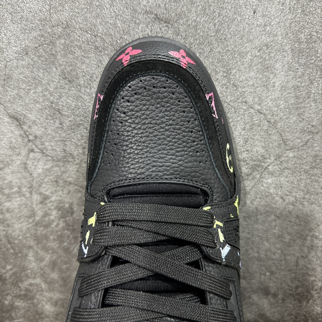 图片[5]-【YS纯原】广奢高端货 LOUIS VUITTON 路易威登 LV Trainer 牛皮革 新款彩色渐变 ✦ 原楦原纸版开模，鞋型立体饱满 ✦ 零毛边、零溢胶、零线头瑕疵 ✦ 细节与原版一致 区分市面通货 ✦ 多层叠片＋电脑针车，针距密度一致 ✦ Monogram浮雕＋3D高频压纹 ✦ 多密度发泡中底：支撑回弹媲美专柜 ✦ 原装橡胶大底：含胶量高、纹路深、双拼接零偏差 ✦ ZP级原装包装：专柜款鞋盒＋防尘袋＋说明书 货号：1AHDW4 尺码：39-45-选品中心