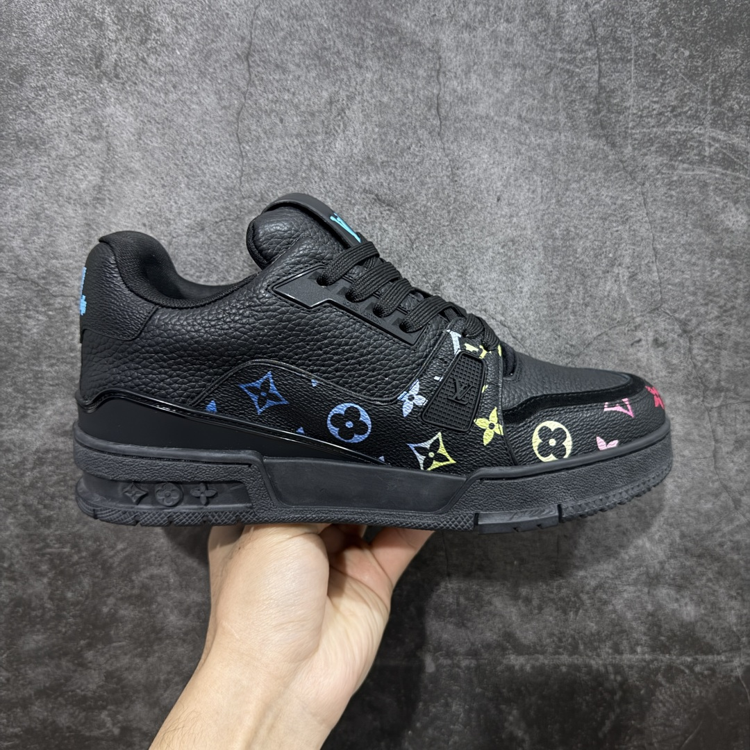 【YS纯原】广奢高端货 LOUIS VUITTON 路易威登 LV Trainer 牛皮革 新款彩色渐变 ✦ 原楦原纸版开模，鞋型立体饱满 ✦ 零毛边、零溢胶、零线头瑕疵 ✦ 细节与原版一致 区分市面通货 ✦ 多层叠片＋电脑针车，针距密度一致 ✦ Monogram浮雕＋3D高频压纹 ✦ 多密度发泡中底：支撑回弹媲美专柜 ✦ 原装橡胶大底：含胶量高、纹路深、双拼接零偏差 ✦ ZP级原装包装：专柜款鞋盒＋防尘袋＋说明书 货号：1AHDW4 尺码：39-45-选品中心