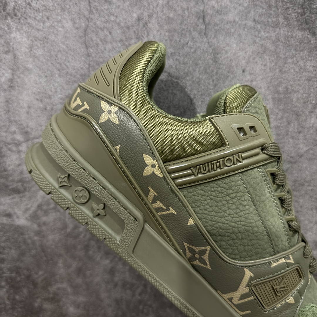 图片[7]-【YS纯原】广奢高端货 LOUIS VUITTON 路易威登 LV Trainer 牛皮革 新款军绿色 ✦ 原楦原纸版开模，鞋型立体饱满 ✦ 零毛边、零溢胶、零线头瑕疵 ✦ 细节与原版一致 区分市面通货 ✦ 多层叠片＋电脑针车，针距密度一致 ✦ Monogram浮雕＋3D高频压纹 ✦ 多密度发泡中底：支撑回弹媲美专柜 ✦ 原装橡胶大底：含胶量高、纹路深、双拼接零偏差 ✦ ZP级原装包装：专柜款鞋盒＋防尘袋＋说明书 货号：1AHDW4 尺码：39-45-选品中心