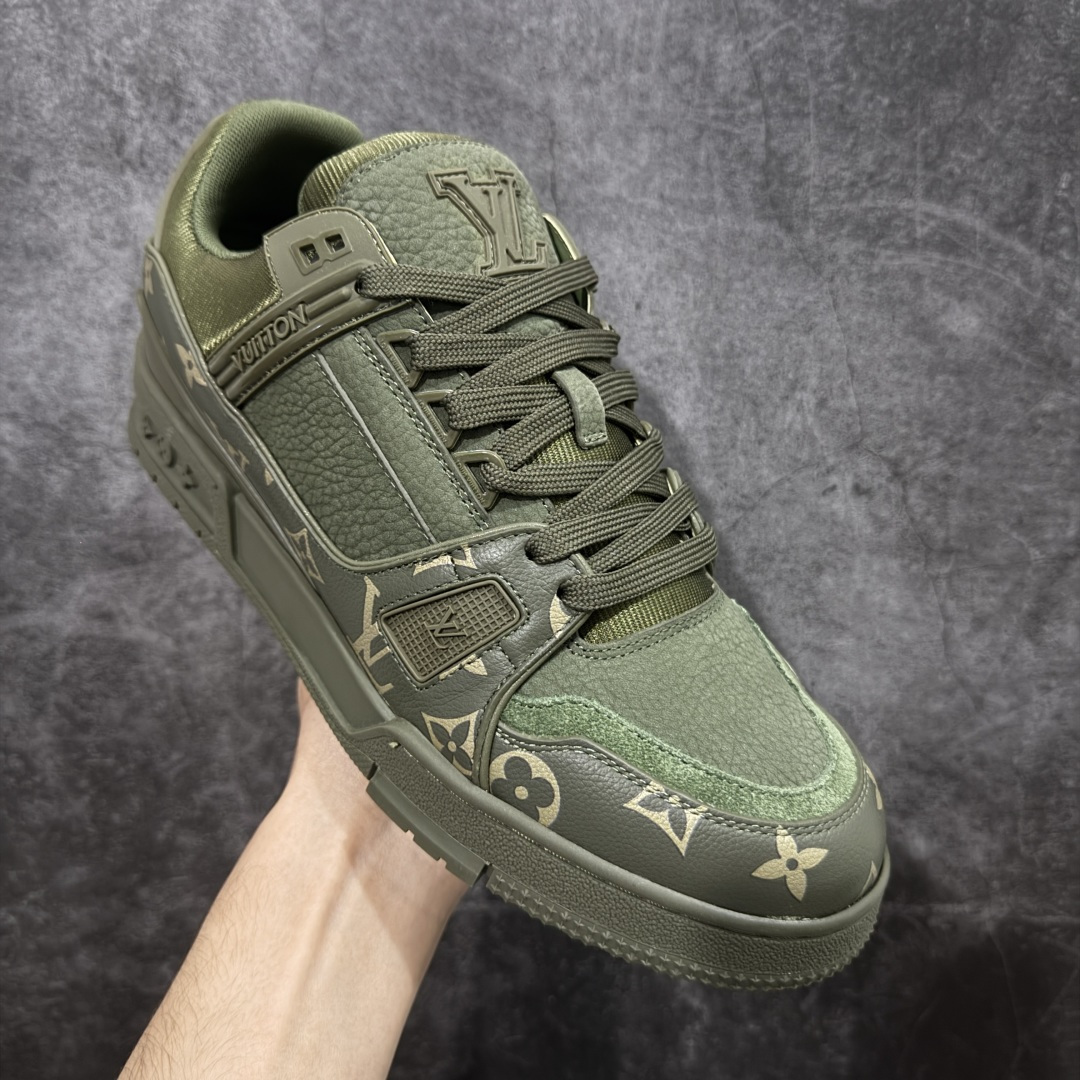 图片[3]-【YS纯原】广奢高端货 LOUIS VUITTON 路易威登 LV Trainer 牛皮革 新款军绿色 ✦ 原楦原纸版开模，鞋型立体饱满 ✦ 零毛边、零溢胶、零线头瑕疵 ✦ 细节与原版一致 区分市面通货 ✦ 多层叠片＋电脑针车，针距密度一致 ✦ Monogram浮雕＋3D高频压纹 ✦ 多密度发泡中底：支撑回弹媲美专柜 ✦ 原装橡胶大底：含胶量高、纹路深、双拼接零偏差 ✦ ZP级原装包装：专柜款鞋盒＋防尘袋＋说明书 货号：1AHDW4 尺码：39-45-选品中心