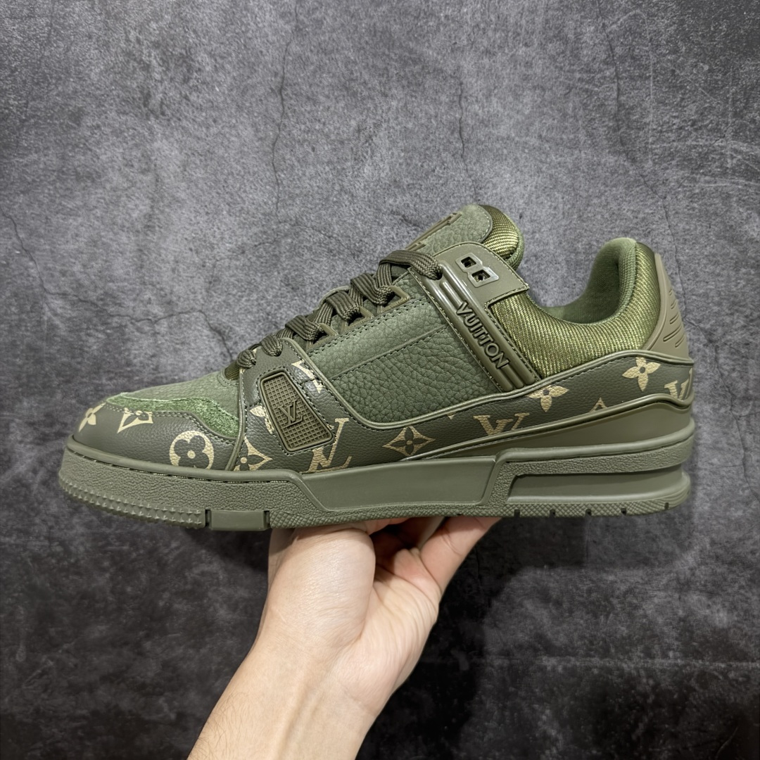 图片[2]-【YS纯原】广奢高端货 LOUIS VUITTON 路易威登 LV Trainer 牛皮革 新款军绿色 ✦ 原楦原纸版开模，鞋型立体饱满 ✦ 零毛边、零溢胶、零线头瑕疵 ✦ 细节与原版一致 区分市面通货 ✦ 多层叠片＋电脑针车，针距密度一致 ✦ Monogram浮雕＋3D高频压纹 ✦ 多密度发泡中底：支撑回弹媲美专柜 ✦ 原装橡胶大底：含胶量高、纹路深、双拼接零偏差 ✦ ZP级原装包装：专柜款鞋盒＋防尘袋＋说明书 货号：1AHDW4 尺码：39-45-选品中心