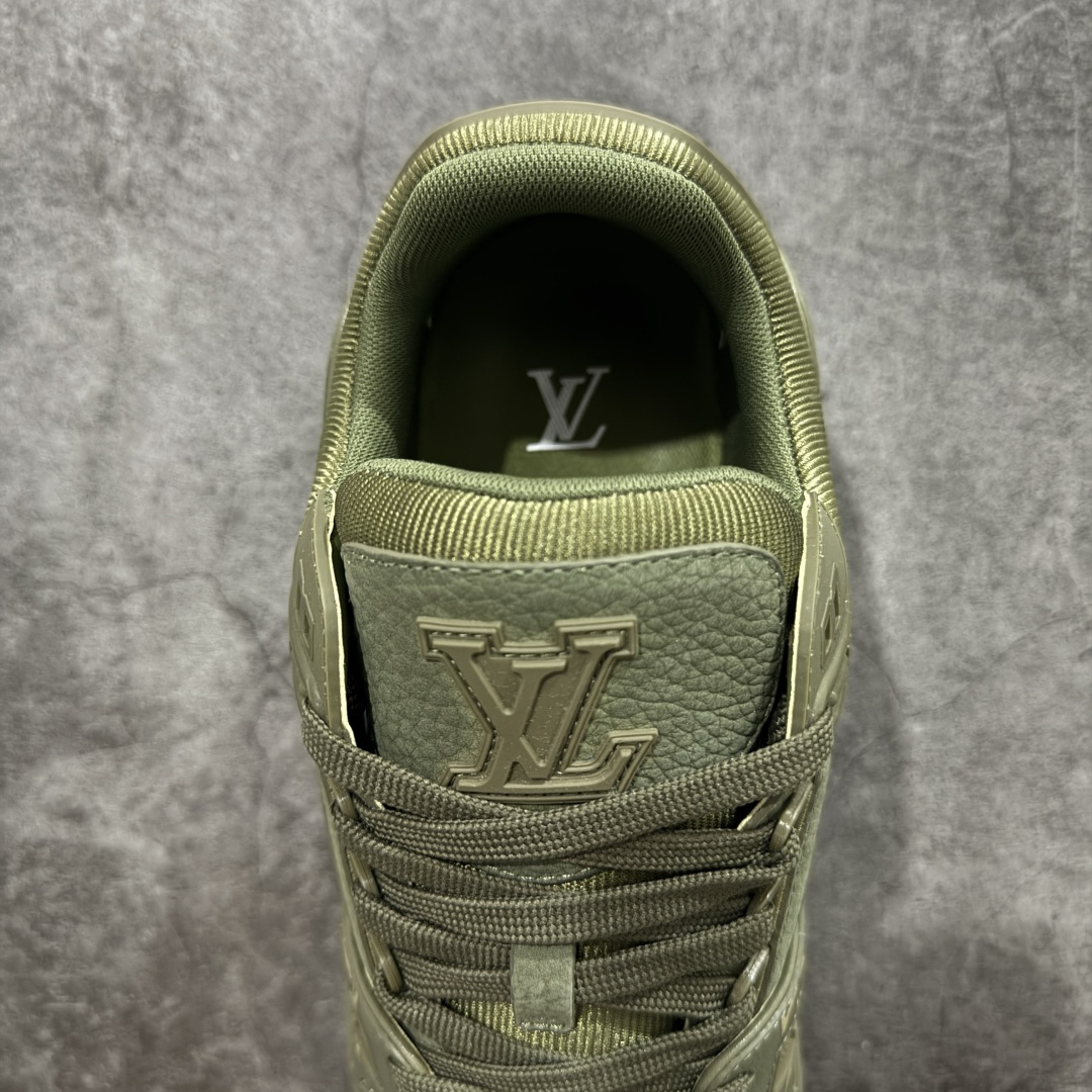 图片[8]-【YS纯原】广奢高端货 LOUIS VUITTON 路易威登 LV Trainer 牛皮革 新款军绿色 ✦ 原楦原纸版开模，鞋型立体饱满 ✦ 零毛边、零溢胶、零线头瑕疵 ✦ 细节与原版一致 区分市面通货 ✦ 多层叠片＋电脑针车，针距密度一致 ✦ Monogram浮雕＋3D高频压纹 ✦ 多密度发泡中底：支撑回弹媲美专柜 ✦ 原装橡胶大底：含胶量高、纹路深、双拼接零偏差 ✦ ZP级原装包装：专柜款鞋盒＋防尘袋＋说明书 货号：1AHDW4 尺码：39-45-选品中心
