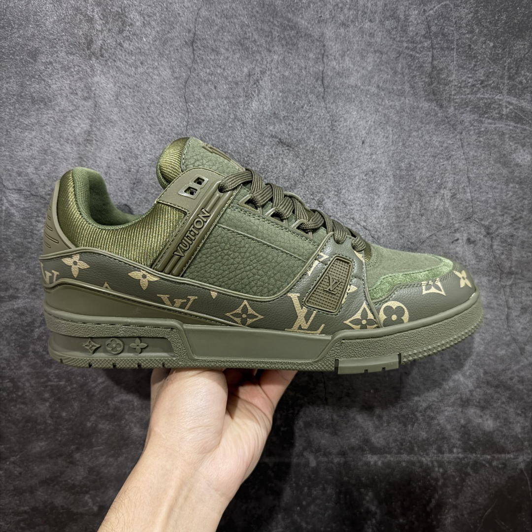【YS纯原】广奢高端货 LOUIS VUITTON 路易威登 LV Trainer 牛皮革 新款军绿色 ✦ 原楦原纸版开模，鞋型立体饱满 ✦ 零毛边、零溢胶、零线头瑕疵 ✦ 细节与原版一致 区分市面通货 ✦ 多层叠片＋电脑针车，针距密度一致 ✦ Monogram浮雕＋3D高频压纹 ✦ 多密度发泡中底：支撑回弹媲美专柜 ✦ 原装橡胶大底：含胶量高、纹路深、双拼接零偏差 ✦ ZP级原装包装：专柜款鞋盒＋防尘袋＋说明书 货号：1AHDW4 尺码：39-45-选品中心