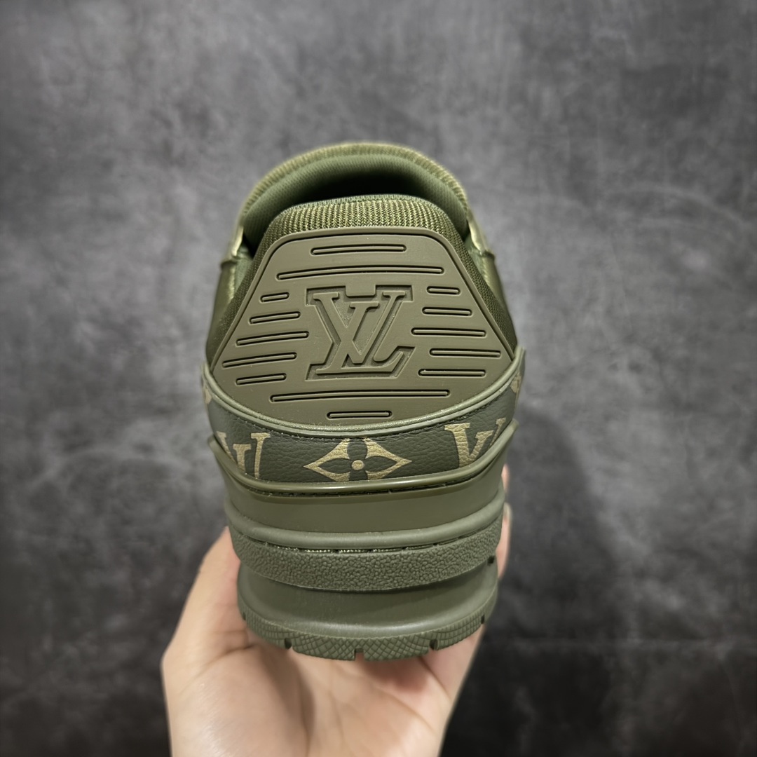 图片[4]-【YS纯原】广奢高端货 LOUIS VUITTON 路易威登 LV Trainer 牛皮革 新款军绿色 ✦ 原楦原纸版开模，鞋型立体饱满 ✦ 零毛边、零溢胶、零线头瑕疵 ✦ 细节与原版一致 区分市面通货 ✦ 多层叠片＋电脑针车，针距密度一致 ✦ Monogram浮雕＋3D高频压纹 ✦ 多密度发泡中底：支撑回弹媲美专柜 ✦ 原装橡胶大底：含胶量高、纹路深、双拼接零偏差 ✦ ZP级原装包装：专柜款鞋盒＋防尘袋＋说明书 货号：1AHDW4 尺码：39-45-选品中心
