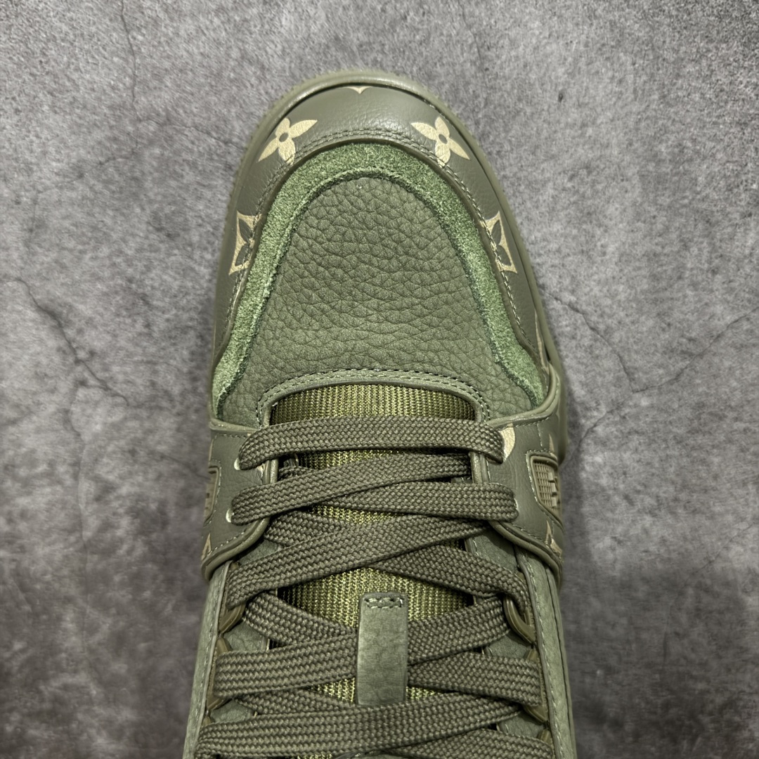 图片[5]-【YS纯原】广奢高端货 LOUIS VUITTON 路易威登 LV Trainer 牛皮革 新款军绿色 ✦ 原楦原纸版开模，鞋型立体饱满 ✦ 零毛边、零溢胶、零线头瑕疵 ✦ 细节与原版一致 区分市面通货 ✦ 多层叠片＋电脑针车，针距密度一致 ✦ Monogram浮雕＋3D高频压纹 ✦ 多密度发泡中底：支撑回弹媲美专柜 ✦ 原装橡胶大底：含胶量高、纹路深、双拼接零偏差 ✦ ZP级原装包装：专柜款鞋盒＋防尘袋＋说明书 货号：1AHDW4 尺码：39-45-选品中心