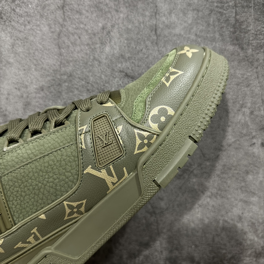 图片[6]-【YS纯原】广奢高端货 LOUIS VUITTON 路易威登 LV Trainer 牛皮革 新款军绿色 ✦ 原楦原纸版开模，鞋型立体饱满 ✦ 零毛边、零溢胶、零线头瑕疵 ✦ 细节与原版一致 区分市面通货 ✦ 多层叠片＋电脑针车，针距密度一致 ✦ Monogram浮雕＋3D高频压纹 ✦ 多密度发泡中底：支撑回弹媲美专柜 ✦ 原装橡胶大底：含胶量高、纹路深、双拼接零偏差 ✦ ZP级原装包装：专柜款鞋盒＋防尘袋＋说明书 货号：1AHDW4 尺码：39-45-选品中心