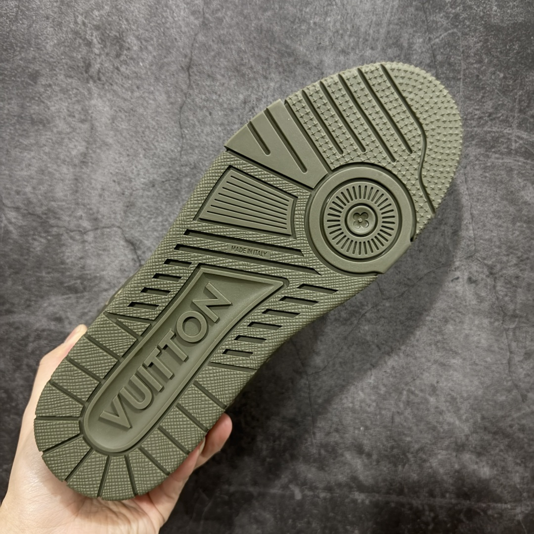 图片[9]-【YS纯原】广奢高端货 LOUIS VUITTON 路易威登 LV Trainer 牛皮革 新款军绿色 ✦ 原楦原纸版开模，鞋型立体饱满 ✦ 零毛边、零溢胶、零线头瑕疵 ✦ 细节与原版一致 区分市面通货 ✦ 多层叠片＋电脑针车，针距密度一致 ✦ Monogram浮雕＋3D高频压纹 ✦ 多密度发泡中底：支撑回弹媲美专柜 ✦ 原装橡胶大底：含胶量高、纹路深、双拼接零偏差 ✦ ZP级原装包装：专柜款鞋盒＋防尘袋＋说明书 货号：1AHDW4 尺码：39-45-选品中心