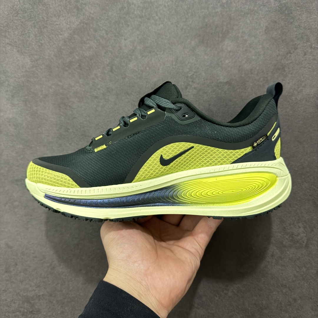 图片[2]-【纯原组合底】Nike VOMERO 18 GTX 耐克 舒适减震防滑 低帮跑步鞋 正确组合大底 正确真正gtx防水鞋面 全掌ReactX泡绵中底 前掌和后跟还配备了Air Zoom气垫单元 据说跑起来更快更舒适哦 这次最大的升级点 首次引入了ReactX泡绵 货号：HQ7002-300 尺码：35.5 36 36.5 37.5 38 38.5 39 40 40.5 41 42 42.5 43 44 45 编码：GLB240250-选品中心