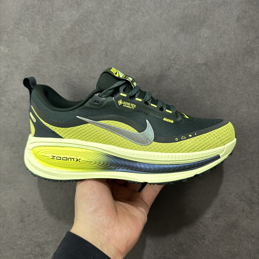 【纯原组合底】Nike VOMERO 18 GTX 耐克 舒适减震防滑 低帮跑步鞋 正确组合大底 正确真正gtx防水鞋面 全掌ReactX泡绵中底 前掌和后跟还配备了Air Zoom气垫单元 据说跑起来更快更舒适哦 这次最大的升级点 首次引入了ReactX泡绵 货号：HQ7002-300 尺码：35.5 36 36.5 37.5 38 38.5 39 40 40.5 41 42 42.5 43 44 45 编码：GLB240250-选品中心