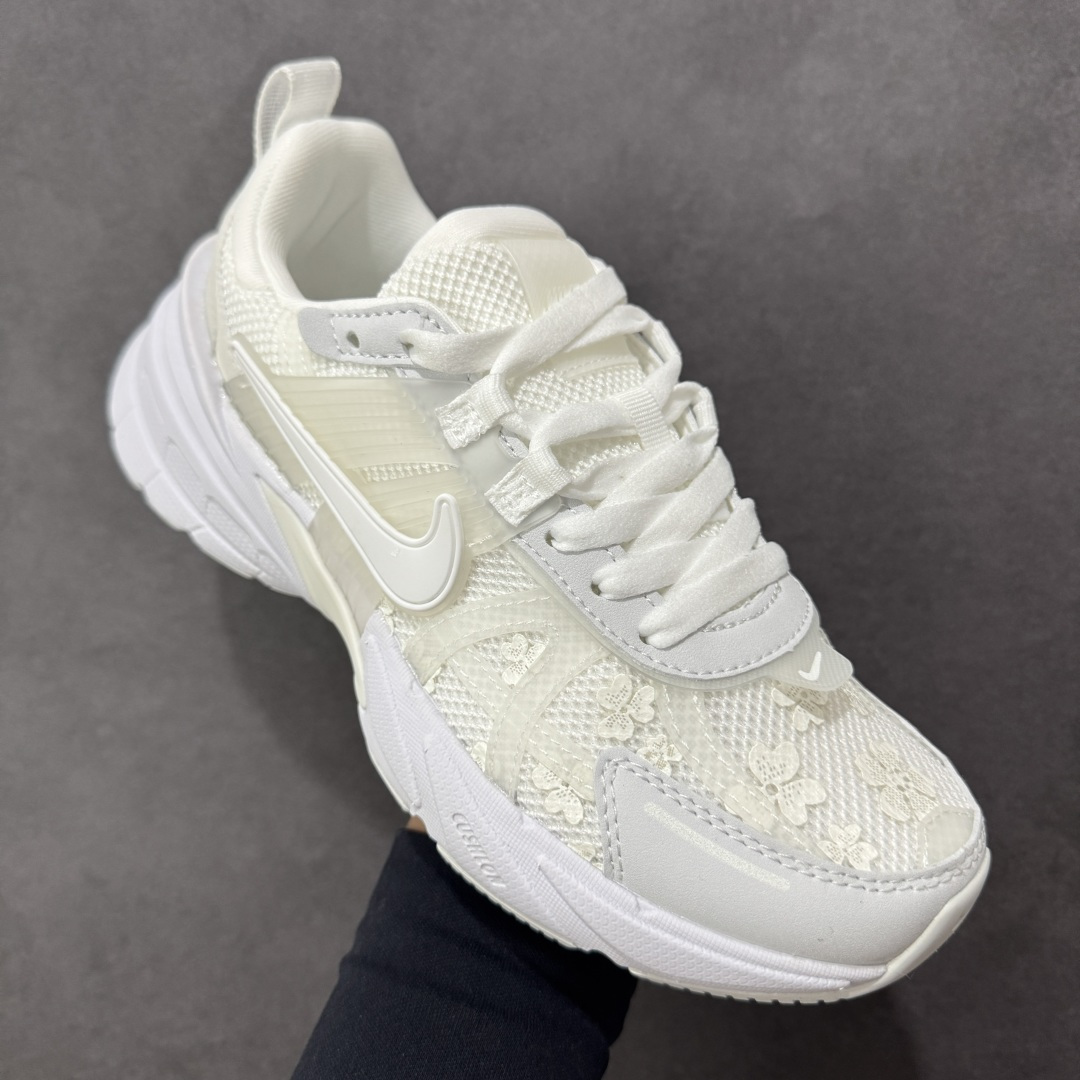 图片[3]-【公司级】Nike V2K Run 复古单品 复古老爹鞋跑步鞋 鞋款被命名为 Runtekk 设计上借鉴了 2000 年的跑鞋风格 配色上以金属银为主调 简练又有复古运动气质 材质上使用大面积网眼、皮革、1TPU 组成 支撑和透气性肯定不错 中底处由 Cushlon 泡绵打造 保证在压马路时可以提供优秀脚感 并通过一手做旧氧化效果突出复古感 中底造型很容易让大家联想到巴黎世家3XL 增高效果同样不能忽视 货号：HJ5269-100 尺码：35.5 36 36.5 37.5 38 38.5 39 40 40.5 41 编码：YQB240250-选品中心