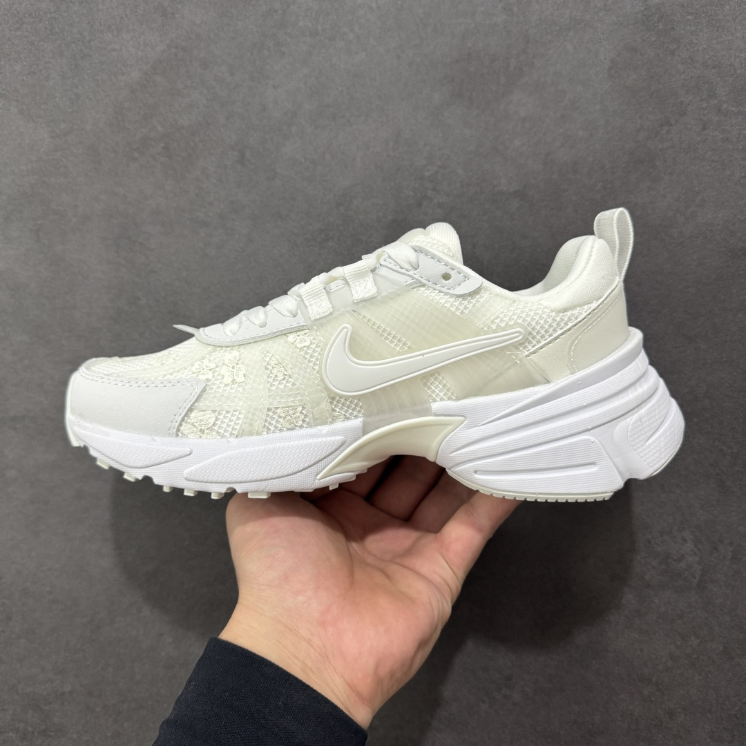 图片[2]-【公司级】Nike V2K Run 复古单品 复古老爹鞋跑步鞋 鞋款被命名为 Runtekk 设计上借鉴了 2000 年的跑鞋风格 配色上以金属银为主调 简练又有复古运动气质 材质上使用大面积网眼、皮革、1TPU 组成 支撑和透气性肯定不错 中底处由 Cushlon 泡绵打造 保证在压马路时可以提供优秀脚感 并通过一手做旧氧化效果突出复古感 中底造型很容易让大家联想到巴黎世家3XL 增高效果同样不能忽视 货号：HJ5269-100 尺码：35.5 36 36.5 37.5 38 38.5 39 40 40.5 41 编码：YQB240250-选品中心