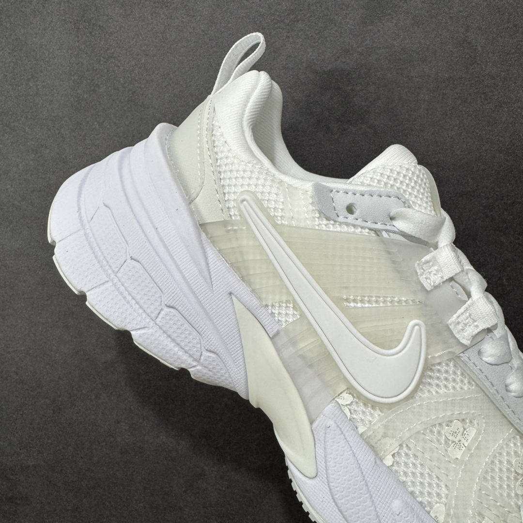 图片[6]-【公司级】Nike V2K Run 复古单品 复古老爹鞋跑步鞋 鞋款被命名为 Runtekk 设计上借鉴了 2000 年的跑鞋风格 配色上以金属银为主调 简练又有复古运动气质 材质上使用大面积网眼、皮革、1TPU 组成 支撑和透气性肯定不错 中底处由 Cushlon 泡绵打造 保证在压马路时可以提供优秀脚感 并通过一手做旧氧化效果突出复古感 中底造型很容易让大家联想到巴黎世家3XL 增高效果同样不能忽视 货号：HJ5269-100 尺码：35.5 36 36.5 37.5 38 38.5 39 40 40.5 41 编码：YQB240250-选品中心