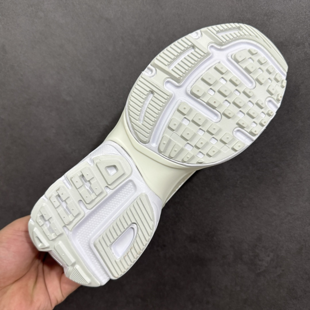 图片[9]-【公司级】Nike V2K Run 复古单品 复古老爹鞋跑步鞋 鞋款被命名为 Runtekk 设计上借鉴了 2000 年的跑鞋风格 配色上以金属银为主调 简练又有复古运动气质 材质上使用大面积网眼、皮革、1TPU 组成 支撑和透气性肯定不错 中底处由 Cushlon 泡绵打造 保证在压马路时可以提供优秀脚感 并通过一手做旧氧化效果突出复古感 中底造型很容易让大家联想到巴黎世家3XL 增高效果同样不能忽视 货号：HJ5269-100 尺码：35.5 36 36.5 37.5 38 38.5 39 40 40.5 41 编码：YQB240250-选品中心