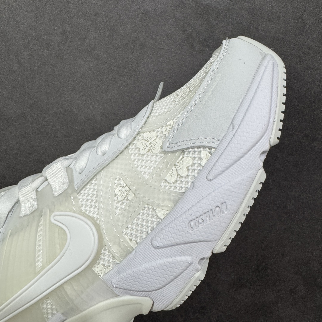 图片[5]-【公司级】Nike V2K Run 复古单品 复古老爹鞋跑步鞋 鞋款被命名为 Runtekk 设计上借鉴了 2000 年的跑鞋风格 配色上以金属银为主调 简练又有复古运动气质 材质上使用大面积网眼、皮革、1TPU 组成 支撑和透气性肯定不错 中底处由 Cushlon 泡绵打造 保证在压马路时可以提供优秀脚感 并通过一手做旧氧化效果突出复古感 中底造型很容易让大家联想到巴黎世家3XL 增高效果同样不能忽视 货号：HJ5269-100 尺码：35.5 36 36.5 37.5 38 38.5 39 40 40.5 41 编码：YQB240250-选品中心