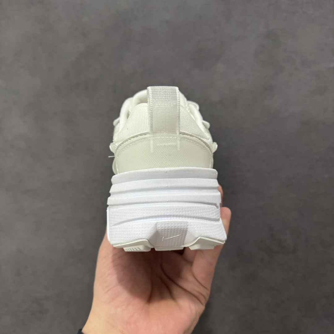 图片[4]-【公司级】Nike V2K Run 复古单品 复古老爹鞋跑步鞋 鞋款被命名为 Runtekk 设计上借鉴了 2000 年的跑鞋风格 配色上以金属银为主调 简练又有复古运动气质 材质上使用大面积网眼、皮革、1TPU 组成 支撑和透气性肯定不错 中底处由 Cushlon 泡绵打造 保证在压马路时可以提供优秀脚感 并通过一手做旧氧化效果突出复古感 中底造型很容易让大家联想到巴黎世家3XL 增高效果同样不能忽视 货号：HJ5269-100 尺码：35.5 36 36.5 37.5 38 38.5 39 40 40.5 41 编码：YQB240250-选品中心