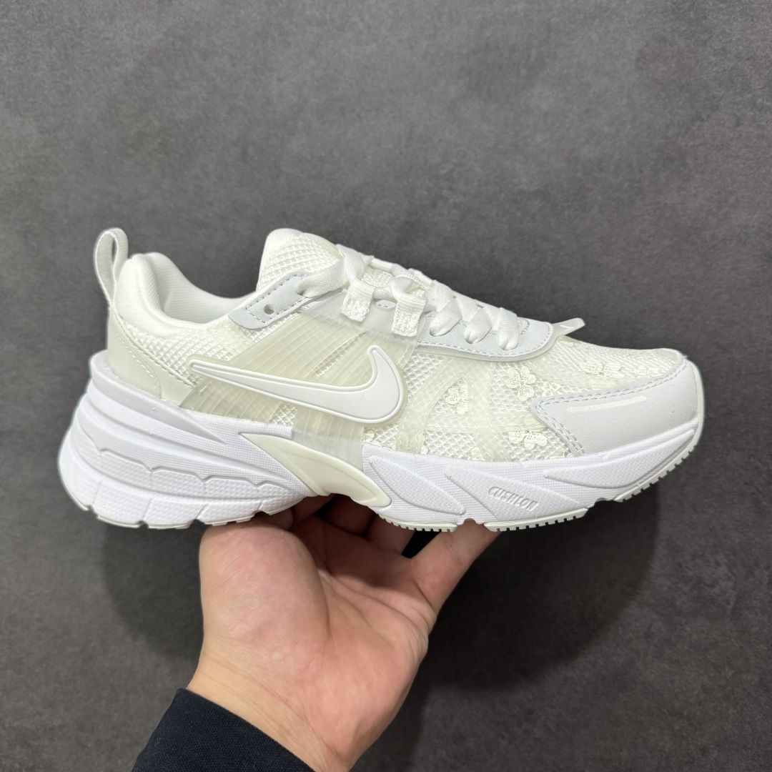 【公司级】Nike V2K Run 复古单品 复古老爹鞋跑步鞋 鞋款被命名为 Runtekk 设计上借鉴了 2000 年的跑鞋风格 配色上以金属银为主调 简练又有复古运动气质 材质上使用大面积网眼、皮革、1TPU 组成 支撑和透气性肯定不错 中底处由 Cushlon 泡绵打造 保证在压马路时可以提供优秀脚感 并通过一手做旧氧化效果突出复古感 中底造型很容易让大家联想到巴黎世家3XL 增高效果同样不能忽视 货号：HJ5269-100 尺码：35.5 36 36.5 37.5 38 38.5 39 40 40.5 41 编码：YQB240250-选品中心