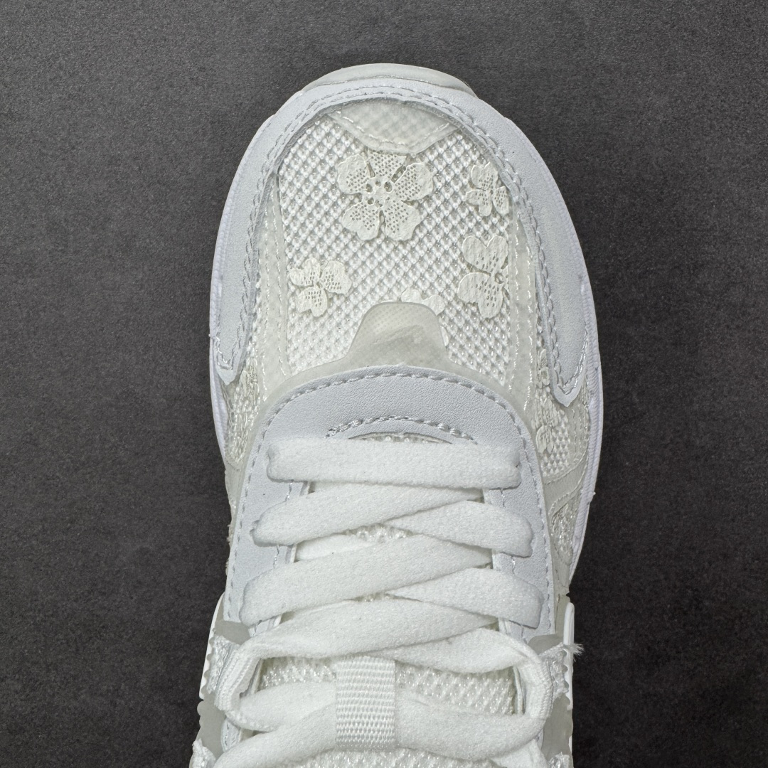 图片[8]-【公司级】Nike V2K Run 复古单品 复古老爹鞋跑步鞋 鞋款被命名为 Runtekk 设计上借鉴了 2000 年的跑鞋风格 配色上以金属银为主调 简练又有复古运动气质 材质上使用大面积网眼、皮革、1TPU 组成 支撑和透气性肯定不错 中底处由 Cushlon 泡绵打造 保证在压马路时可以提供优秀脚感 并通过一手做旧氧化效果突出复古感 中底造型很容易让大家联想到巴黎世家3XL 增高效果同样不能忽视 货号：HJ5269-100 尺码：35.5 36 36.5 37.5 38 38.5 39 40 40.5 41 编码：YQB240250-选品中心