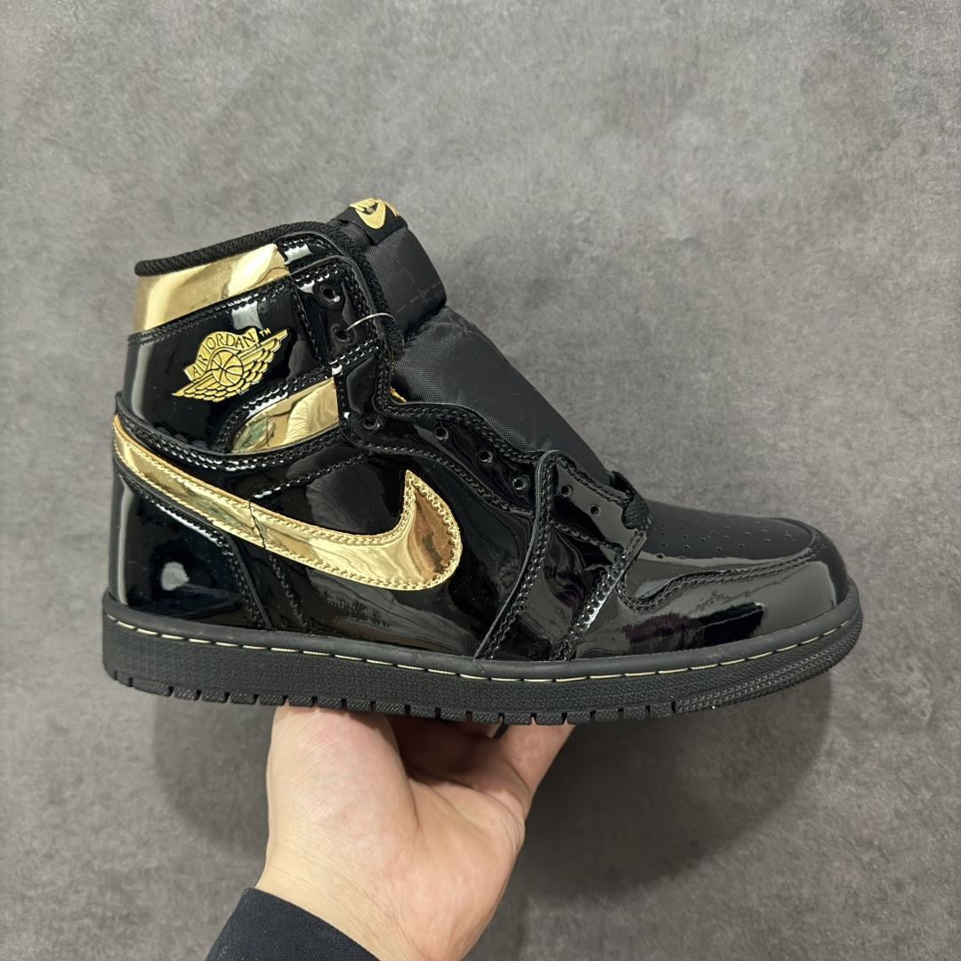【公司级头层版】Air Jordan 1 High OG 高帮 AJ1 乔丹1代 aj1 乔1 高邦 金人吊牌 乔丹篮球鞋系列555088-032 采用正确头层皮组合荔枝纹头层皮革鞋面材质 中底注胶孔及缜密中底拉帮工艺 内置气垫及耐磨橡胶大底 尺码：36-47带半码-选品中心
