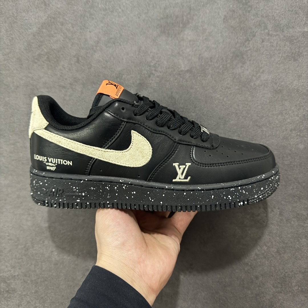 【定制版】NIke Air Force 1 \'07 Low “LV联名--墨黑星点” 空军一号低帮 运动鞋 休闲鞋 折边针车 工艺难度大 原楦头原纸板 高端定制鞋盒 原厂鞋底 超高清洁度 细节完美 货号：NH0601-586 尺码：36 36.5 37.5 38 38.5 39 40 40.5 41 42 42.5 43 44 44.5 45 编码：HXSB310320-选品中心