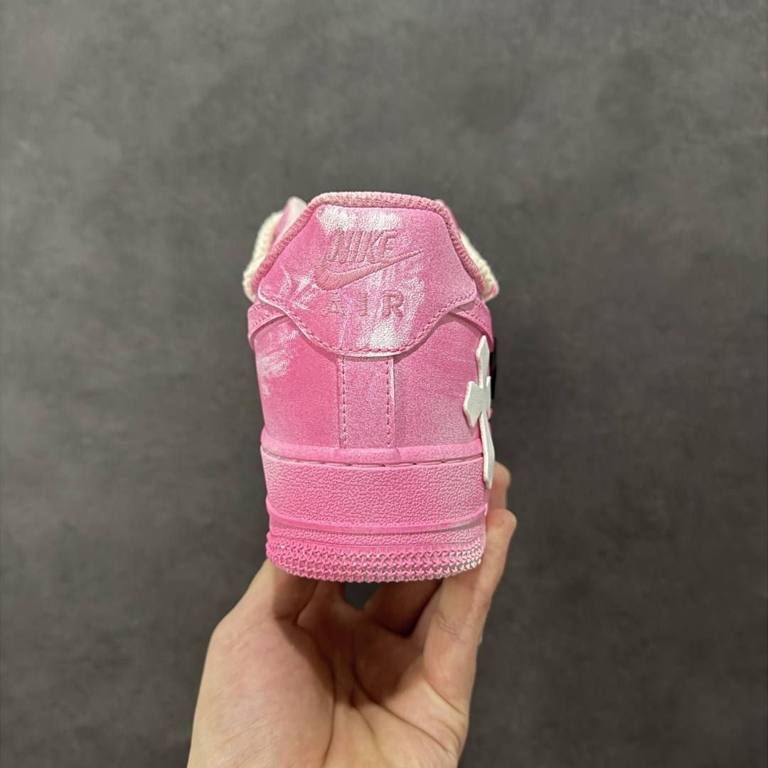 图片[4]-【定制版】“粉攻克罗”✨订制空军一号板鞋 该定制版球鞋选用原鞋款为Nike Air Force 1\’07空军一号，它以经典的Air Force 1低帮板鞋为基底，融入了克罗心（Chrome Hearts）标志性的十字元素，主打“甜酷街头风”——粉色主调自带柔和感，搭配黑/白十字装饰又添了哥特式的酷感！ 货号：DX0788-001 尺码：36 36.5 37.5 38 38.5 39 40 40.5 41 42 42.5 43 44 44.5 45 编码：HXSA310320-选品中心