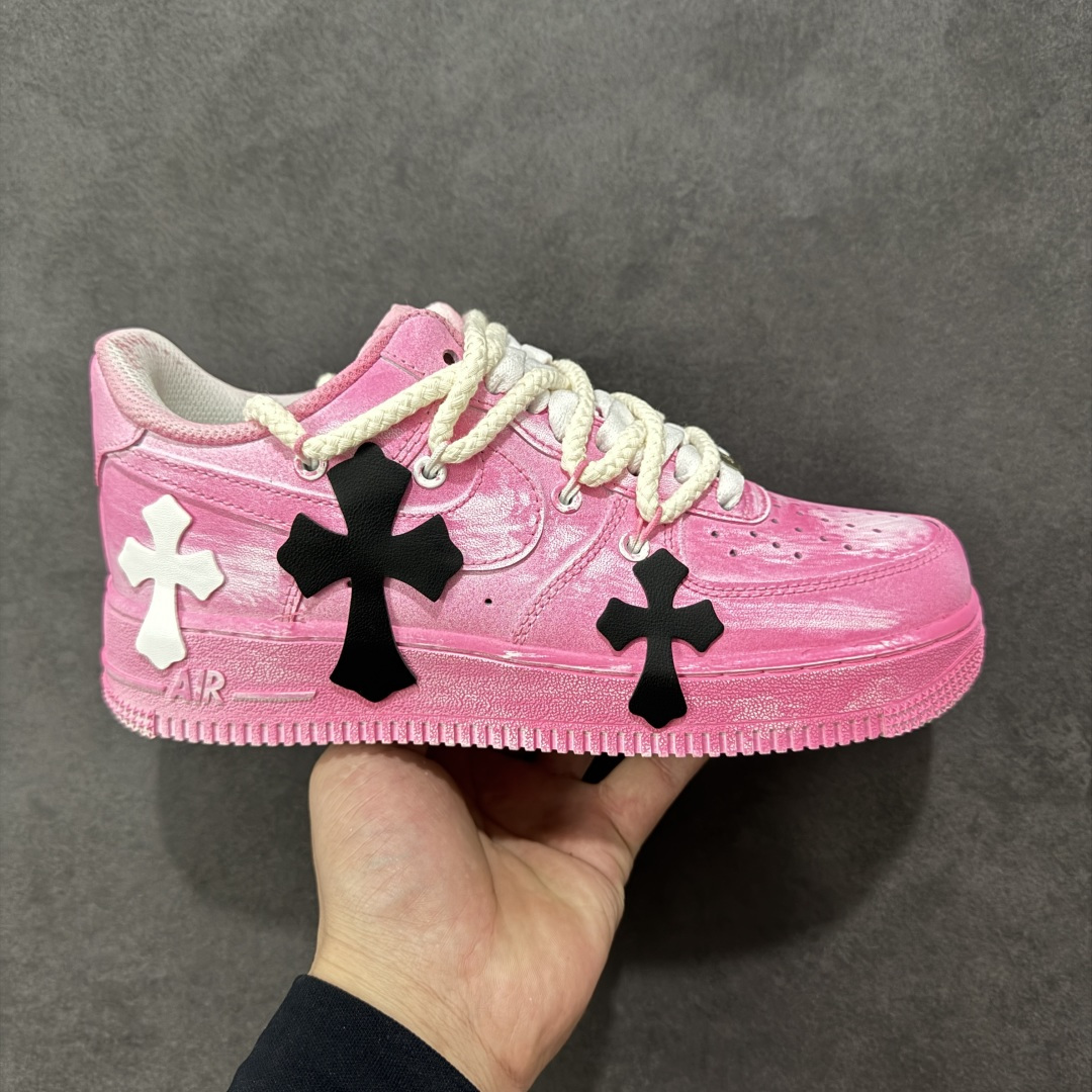 【定制版】“粉攻克罗”✨订制空军一号板鞋 该定制版球鞋选用原鞋款为Nike Air Force 1\'07空军一号，它以经典的Air Force 1低帮板鞋为基底，融入了克罗心（Chrome Hearts）标志性的十字元素，主打“甜酷街头风”——粉色主调自带柔和感，搭配黑/白十字装饰又添了哥特式的酷感！ 货号：DX0788-001 尺码：36 36.5 37.5 38 38.5 39 40 40.5 41 42 42.5 43 44 44.5 45 编码：HXSA310320-选品中心