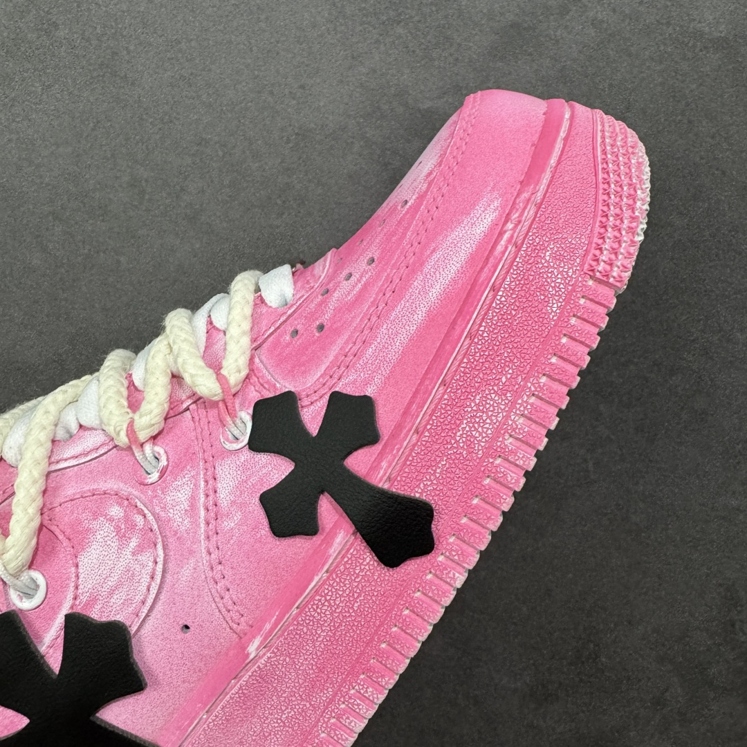 图片[5]-【定制版】“粉攻克罗”✨订制空军一号板鞋 该定制版球鞋选用原鞋款为Nike Air Force 1\’07空军一号，它以经典的Air Force 1低帮板鞋为基底，融入了克罗心（Chrome Hearts）标志性的十字元素，主打“甜酷街头风”——粉色主调自带柔和感，搭配黑/白十字装饰又添了哥特式的酷感！ 货号：DX0788-001 尺码：36 36.5 37.5 38 38.5 39 40 40.5 41 42 42.5 43 44 44.5 45 编码：HXSA310320-选品中心
