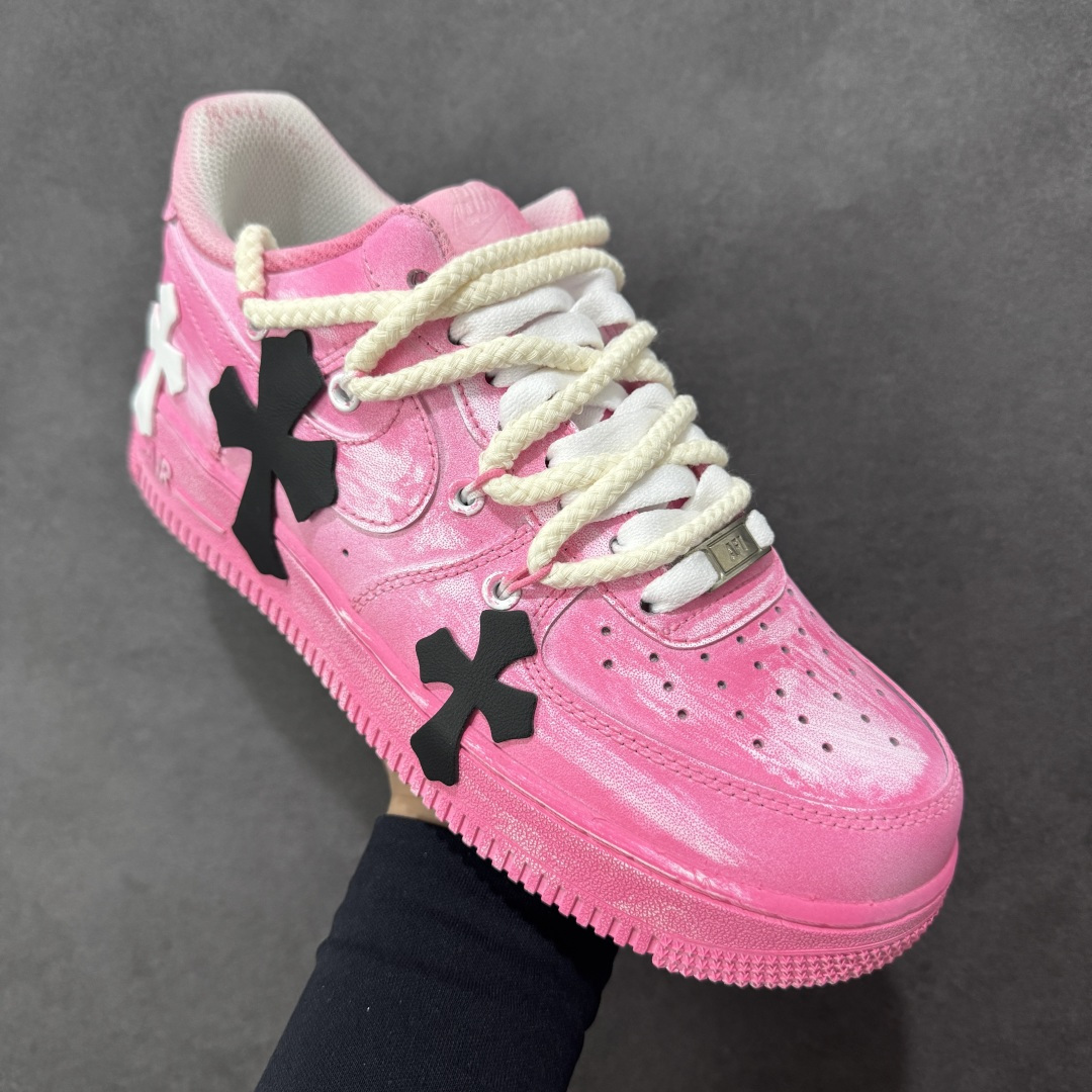 图片[3]-【定制版】“粉攻克罗”✨订制空军一号板鞋 该定制版球鞋选用原鞋款为Nike Air Force 1\’07空军一号，它以经典的Air Force 1低帮板鞋为基底，融入了克罗心（Chrome Hearts）标志性的十字元素，主打“甜酷街头风”——粉色主调自带柔和感，搭配黑/白十字装饰又添了哥特式的酷感！ 货号：DX0788-001 尺码：36 36.5 37.5 38 38.5 39 40 40.5 41 42 42.5 43 44 44.5 45 编码：HXSA310320-选品中心