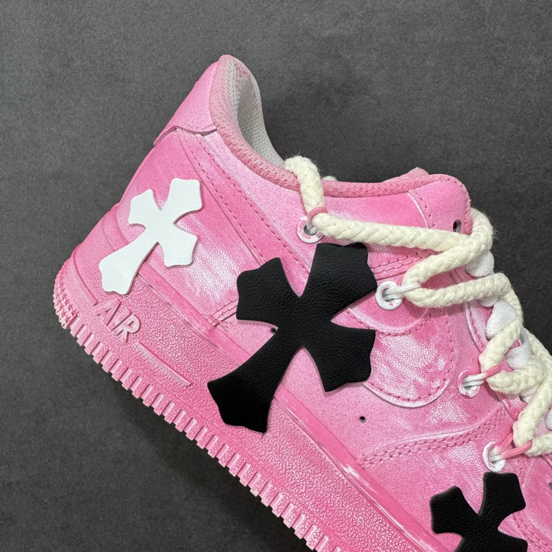 图片[6]-【定制版】“粉攻克罗”✨订制空军一号板鞋 该定制版球鞋选用原鞋款为Nike Air Force 1\’07空军一号，它以经典的Air Force 1低帮板鞋为基底，融入了克罗心（Chrome Hearts）标志性的十字元素，主打“甜酷街头风”——粉色主调自带柔和感，搭配黑/白十字装饰又添了哥特式的酷感！ 货号：DX0788-001 尺码：36 36.5 37.5 38 38.5 39 40 40.5 41 42 42.5 43 44 44.5 45 编码：HXSA310320-选品中心