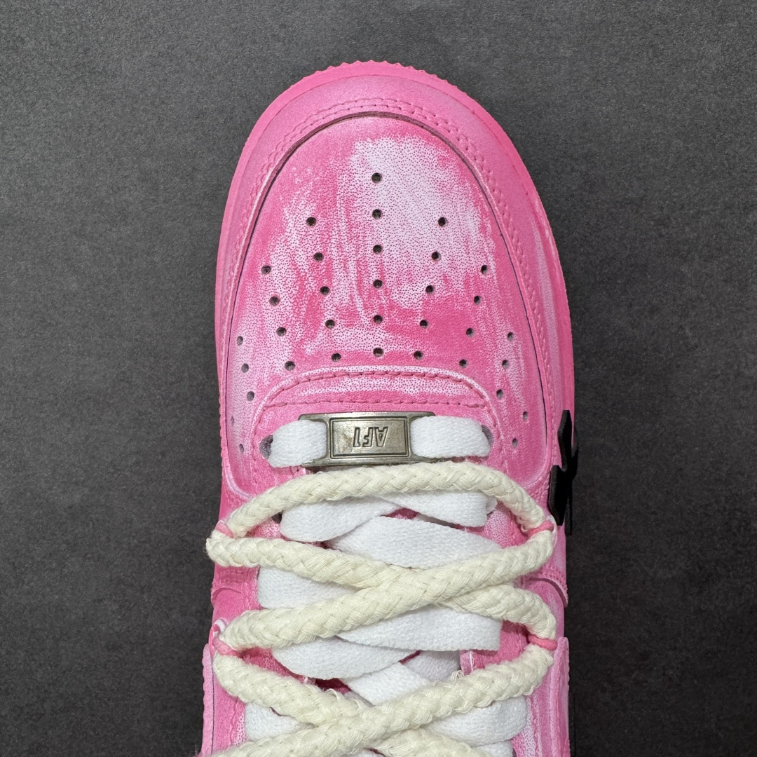 图片[8]-【定制版】“粉攻克罗”✨订制空军一号板鞋 该定制版球鞋选用原鞋款为Nike Air Force 1\’07空军一号，它以经典的Air Force 1低帮板鞋为基底，融入了克罗心（Chrome Hearts）标志性的十字元素，主打“甜酷街头风”——粉色主调自带柔和感，搭配黑/白十字装饰又添了哥特式的酷感！ 货号：DX0788-001 尺码：36 36.5 37.5 38 38.5 39 40 40.5 41 42 42.5 43 44 44.5 45 编码：HXSA310320-选品中心