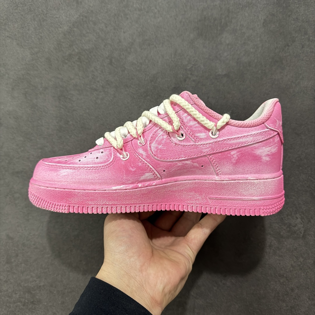 图片[2]-【定制版】“粉攻克罗”✨订制空军一号板鞋 该定制版球鞋选用原鞋款为Nike Air Force 1\’07空军一号，它以经典的Air Force 1低帮板鞋为基底，融入了克罗心（Chrome Hearts）标志性的十字元素，主打“甜酷街头风”——粉色主调自带柔和感，搭配黑/白十字装饰又添了哥特式的酷感！ 货号：DX0788-001 尺码：36 36.5 37.5 38 38.5 39 40 40.5 41 42 42.5 43 44 44.5 45 编码：HXSA310320-选品中心