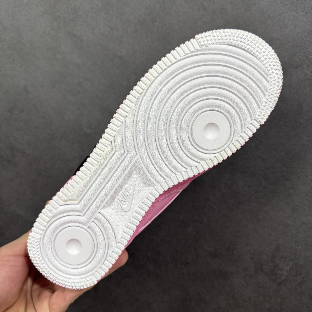 图片[9]-【定制版】“粉攻克罗”✨订制空军一号板鞋 该定制版球鞋选用原鞋款为Nike Air Force 1\’07空军一号，它以经典的Air Force 1低帮板鞋为基底，融入了克罗心（Chrome Hearts）标志性的十字元素，主打“甜酷街头风”——粉色主调自带柔和感，搭配黑/白十字装饰又添了哥特式的酷感！ 货号：DX0788-001 尺码：36 36.5 37.5 38 38.5 39 40 40.5 41 42 42.5 43 44 44.5 45 编码：HXSA310320-选品中心