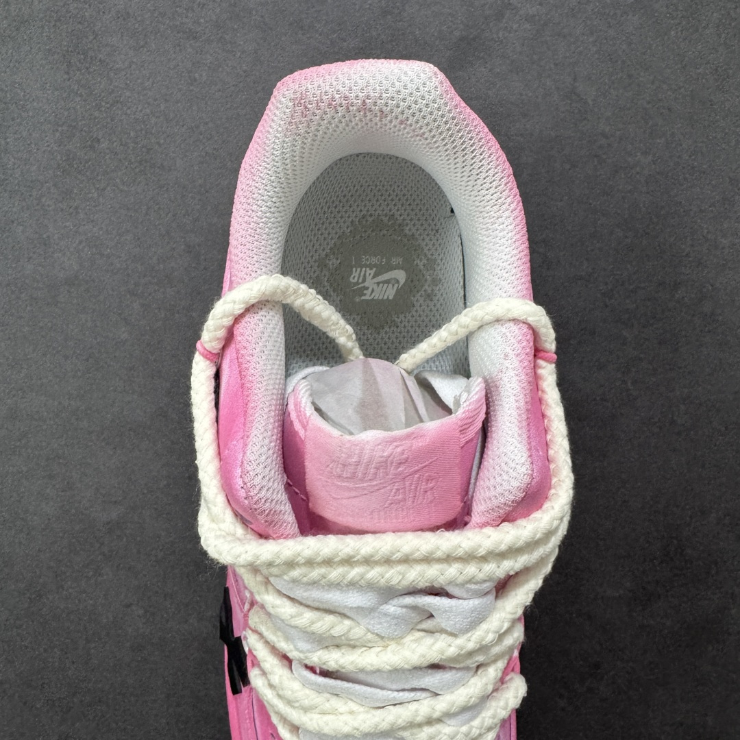 图片[7]-【定制版】“粉攻克罗”✨订制空军一号板鞋 该定制版球鞋选用原鞋款为Nike Air Force 1\’07空军一号，它以经典的Air Force 1低帮板鞋为基底，融入了克罗心（Chrome Hearts）标志性的十字元素，主打“甜酷街头风”——粉色主调自带柔和感，搭配黑/白十字装饰又添了哥特式的酷感！ 货号：DX0788-001 尺码：36 36.5 37.5 38 38.5 39 40 40.5 41 42 42.5 43 44 44.5 45 编码：HXSA310320-选品中心