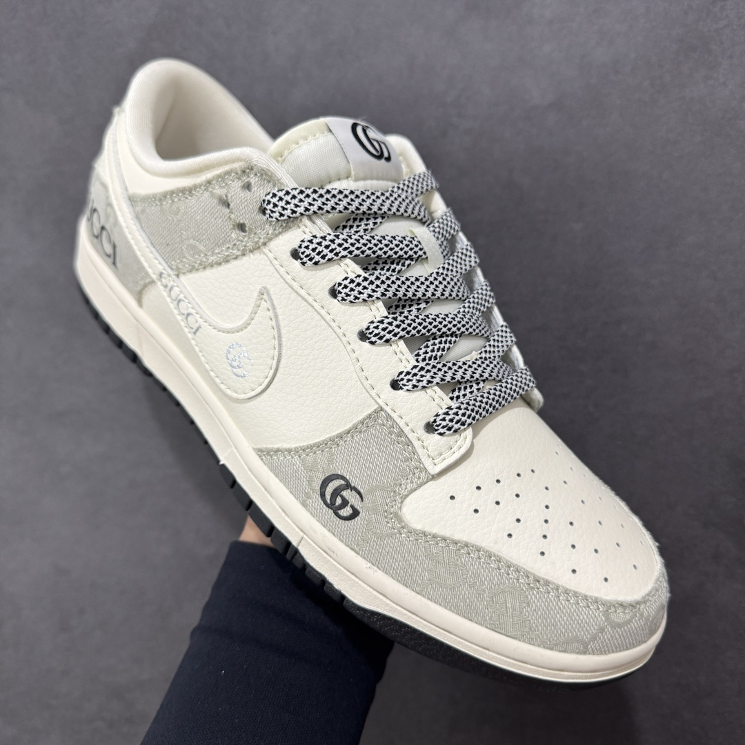 图片[3]-【定制版】Nike SB Dunk Low 古驰联名 米黑牛仔布 周年高端定制 低帮休闲板鞋 #定制鞋盒 大厂纯原品质出货 超高清洁度 皮料切割干净无任何毛边 细节完美 货号：JP1628-077 尺码：36 36.5 37.5 38 38.5 39 40 40.5 41 42 42.5 43 44 44.5 45-选品中心